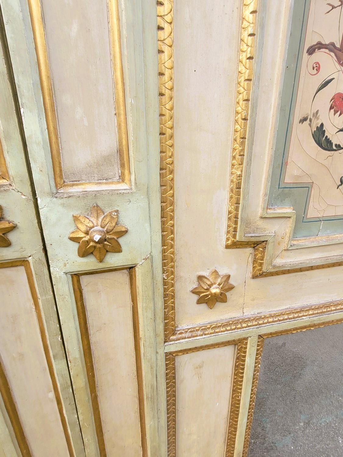 Paire de grands trumeaux du début du XIXe siècle, en bois laqué et doré, avec guirlandes, étoiles et baguettes en bois sculpté et doré.
Le décor sur toile peinte, de style néoclassique, présente des chimères ailées, des arabesques végétales et au