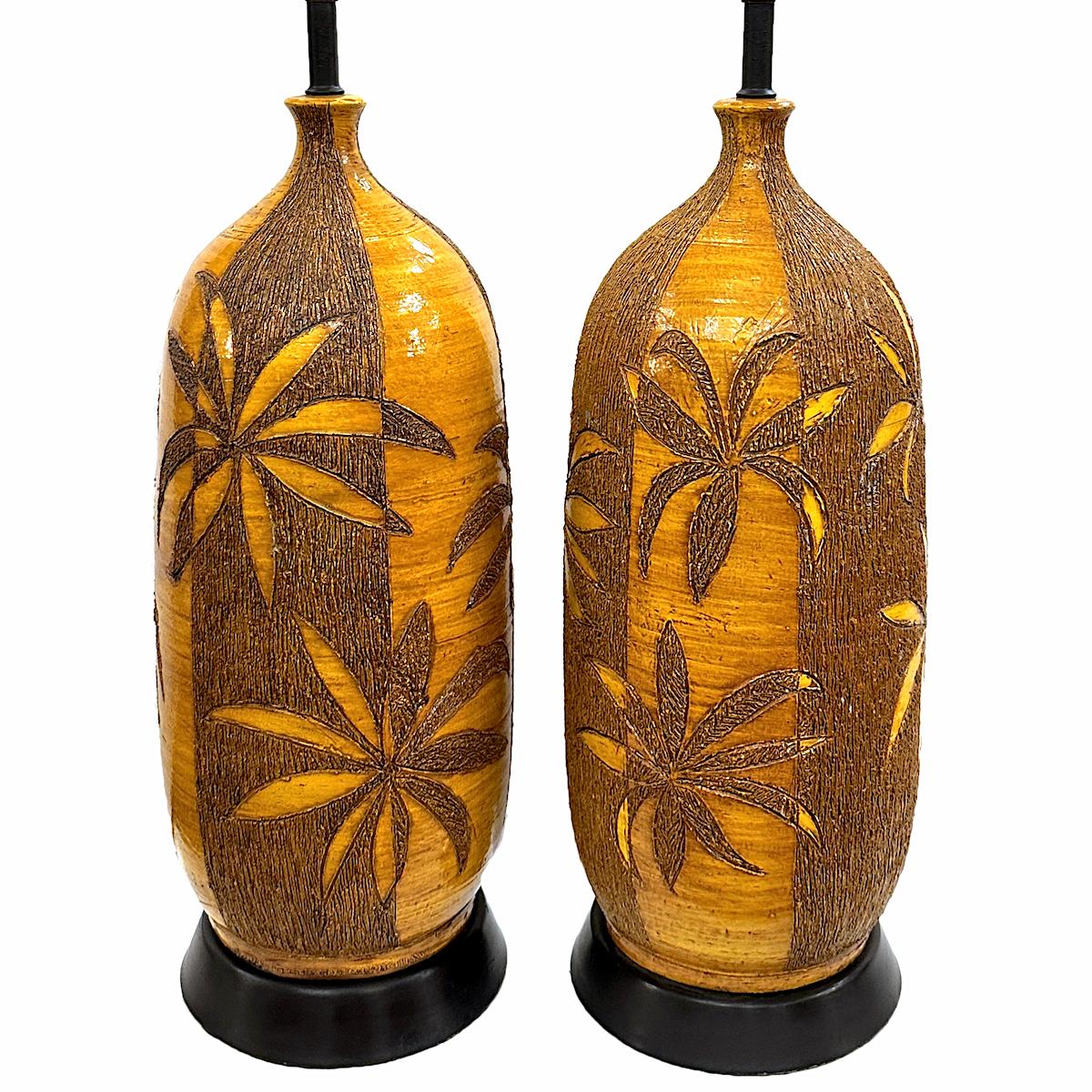 Paire de lampes en céramique italienne des années 1960 avec décoration de palmiers.

Mesures :
Hauteur du corps : 21
Hauteur jusqu'à l'appui de l'abat-jour : 32.5