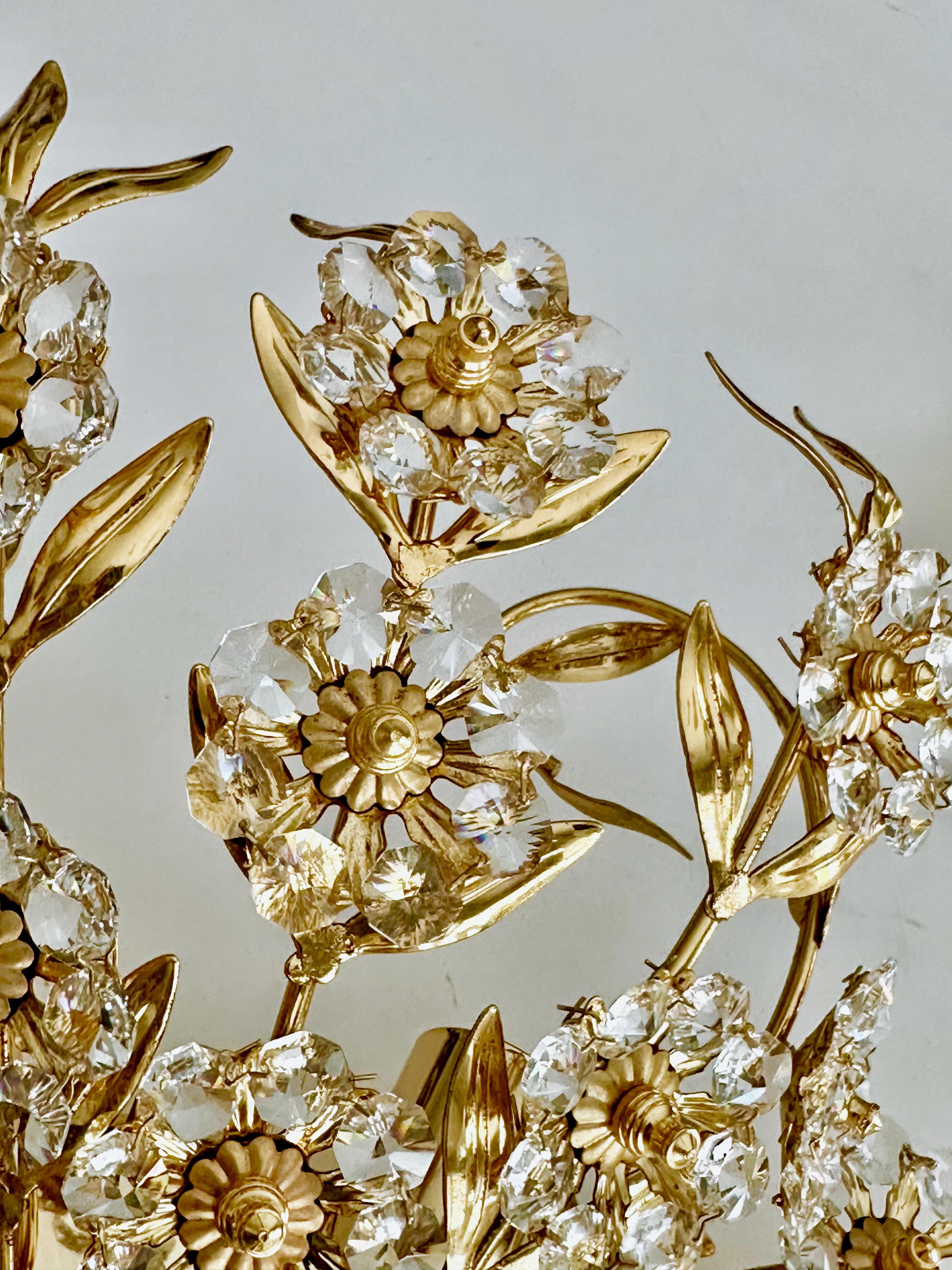 Paire de grandes appliques murales Palwa à fleurs en cristal et or en vente 4