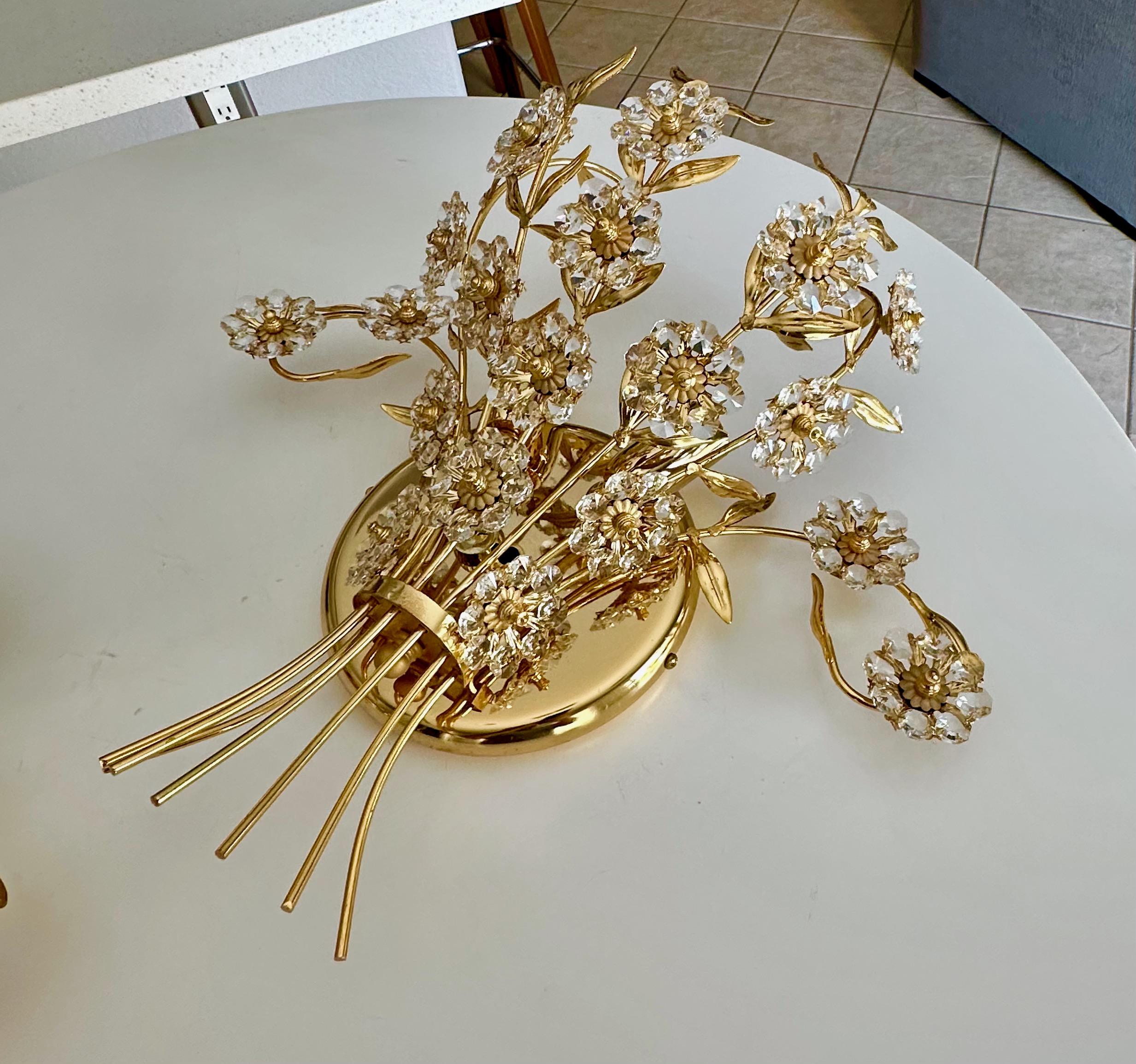 Paire de grandes appliques murales Palwa à fleurs en cristal et or en vente 5