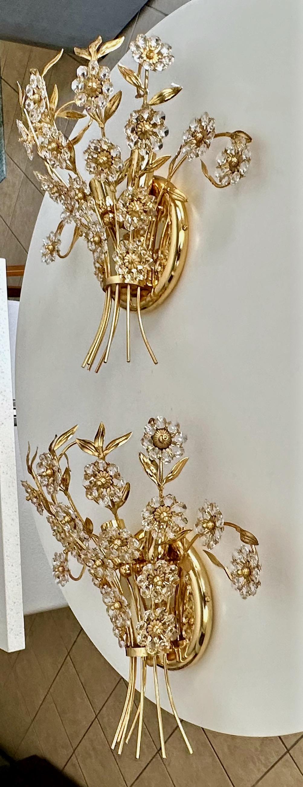 Paire de grandes appliques murales Palwa à fleurs en cristal et or en vente 6