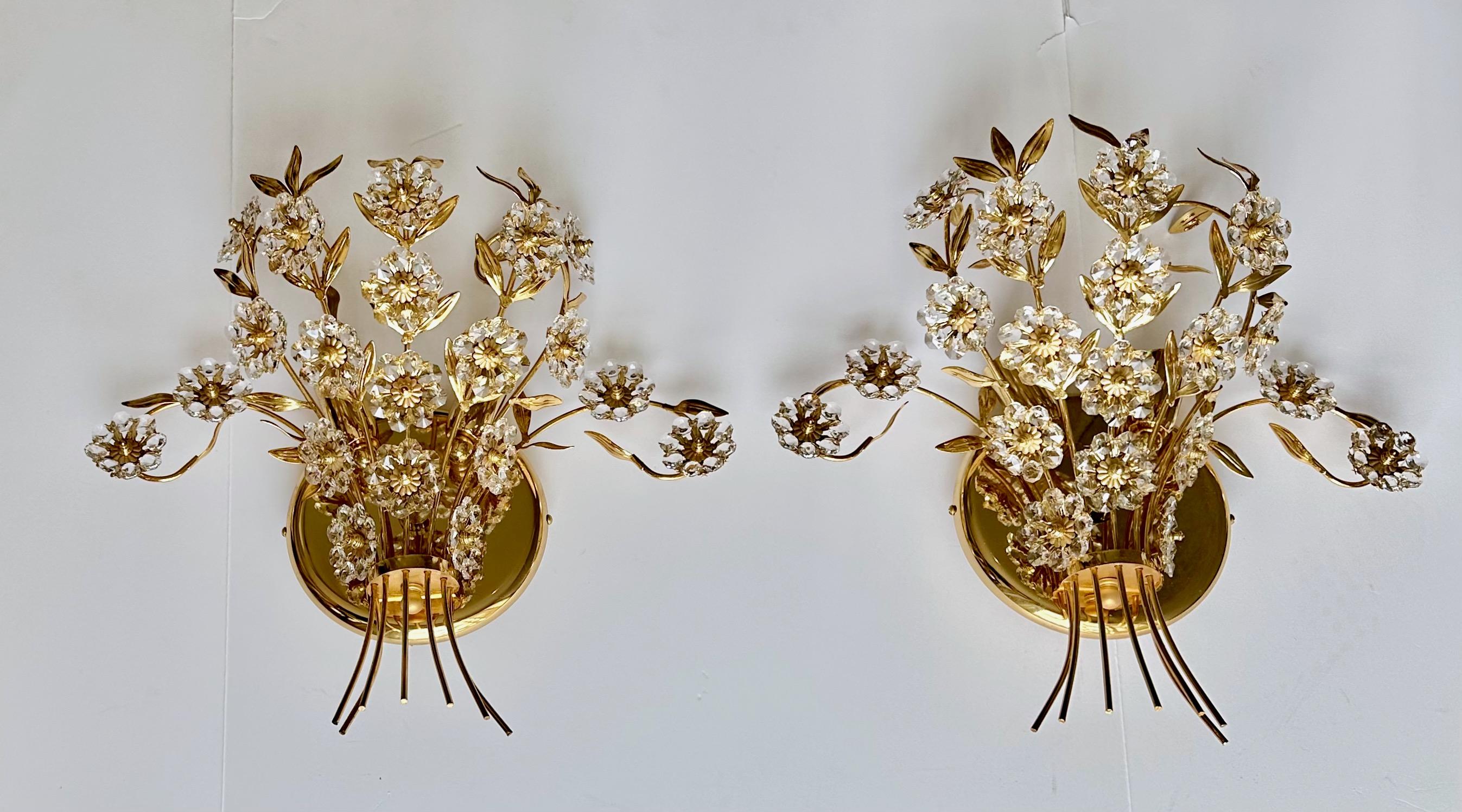 Paire de grandes appliques murales Palwa à fleurs en cristal et or en vente 7
