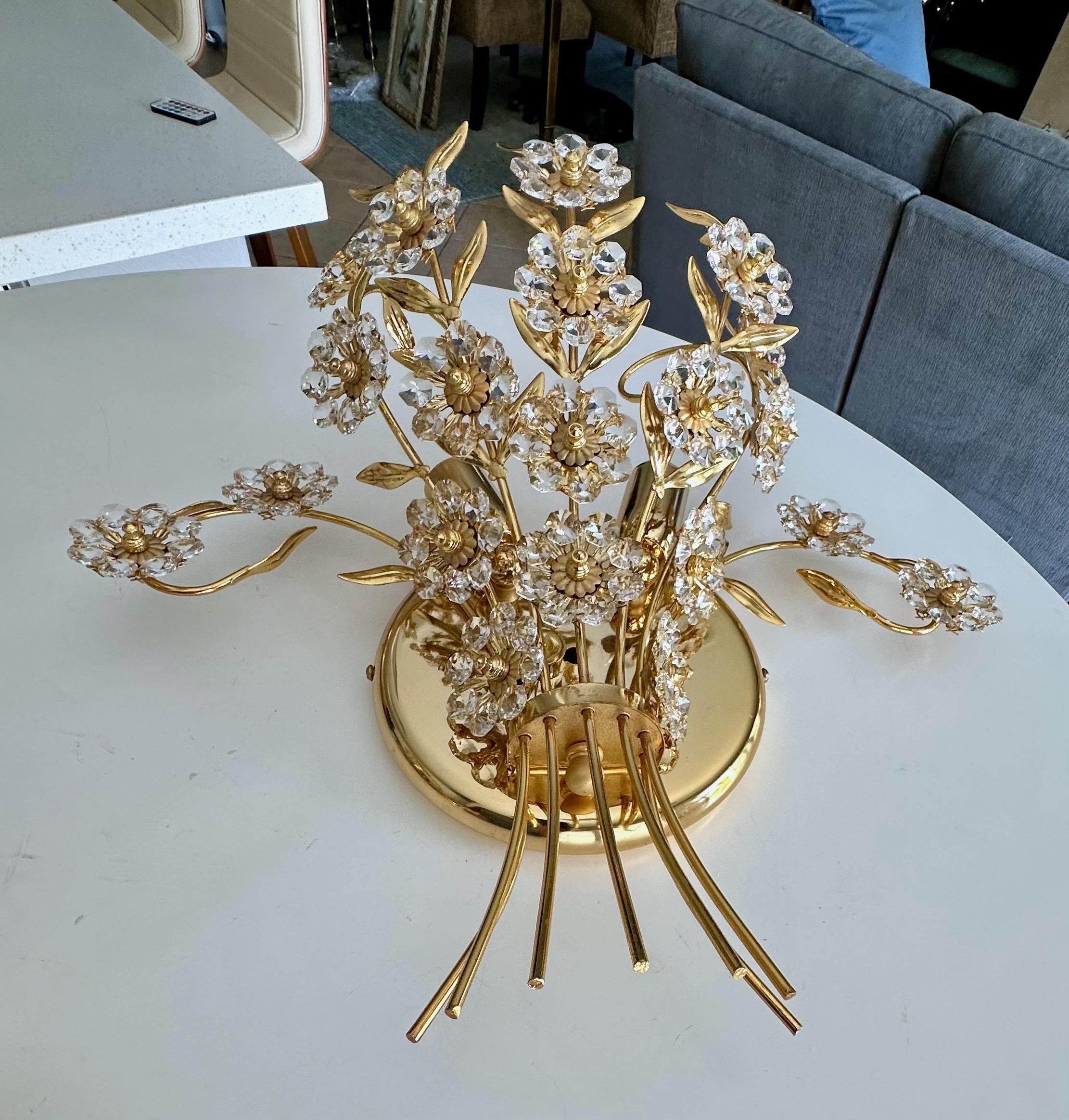 Paire de grandes appliques murales Palwa à fleurs en cristal et or en vente 9