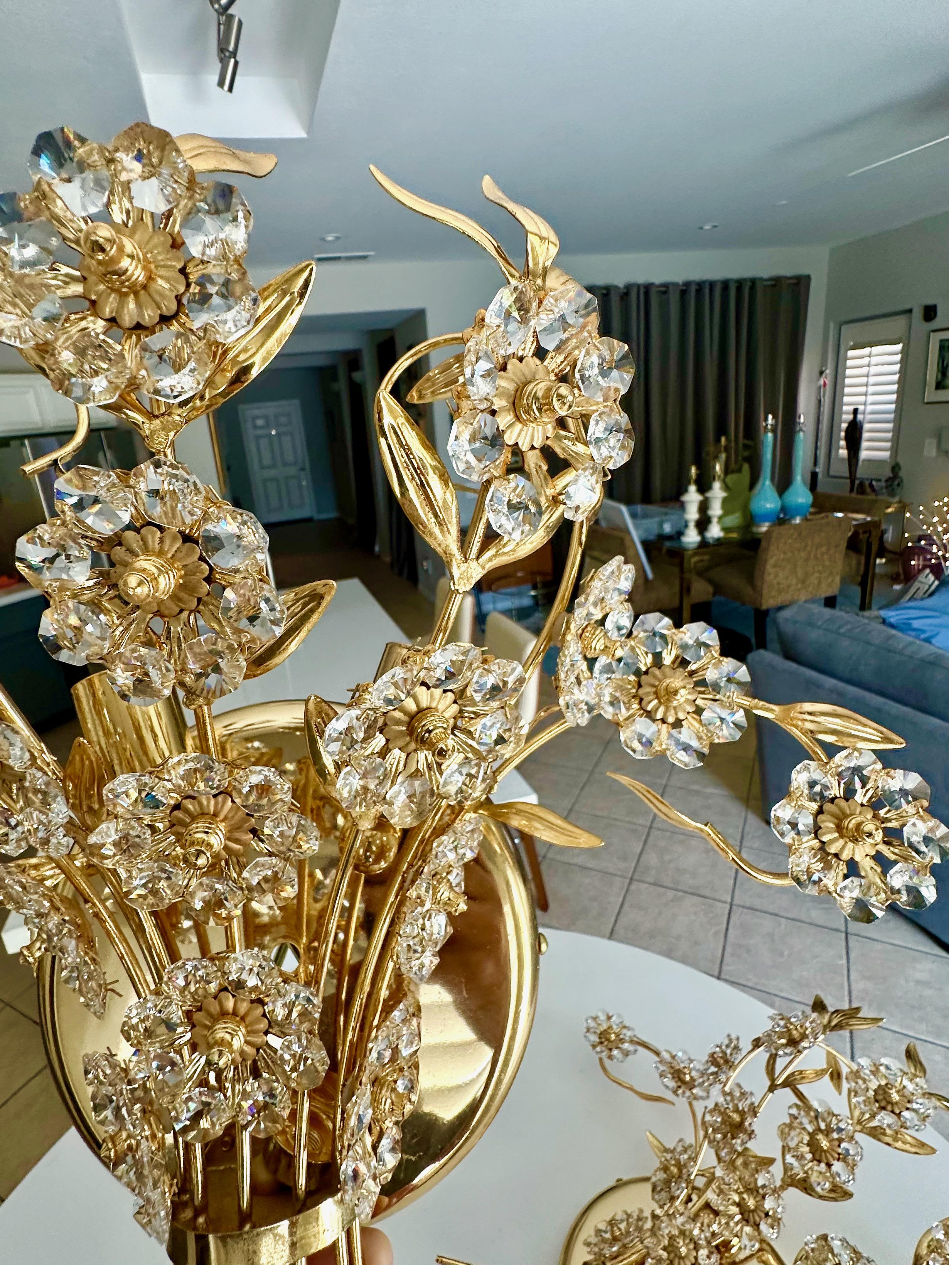 Paire de grandes appliques murales Palwa à fleurs en cristal et or en vente 10