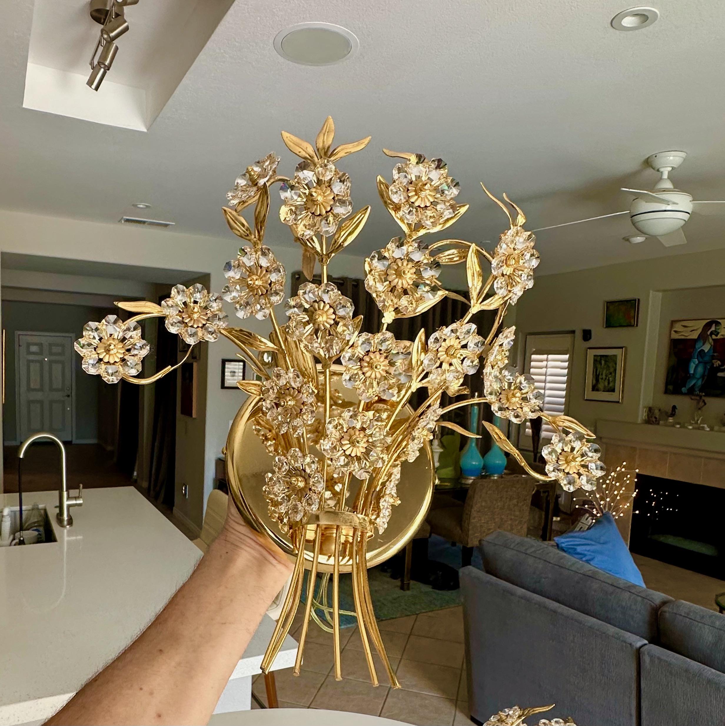 Paire de grandes appliques murales Palwa à fleurs en cristal et or en vente 11