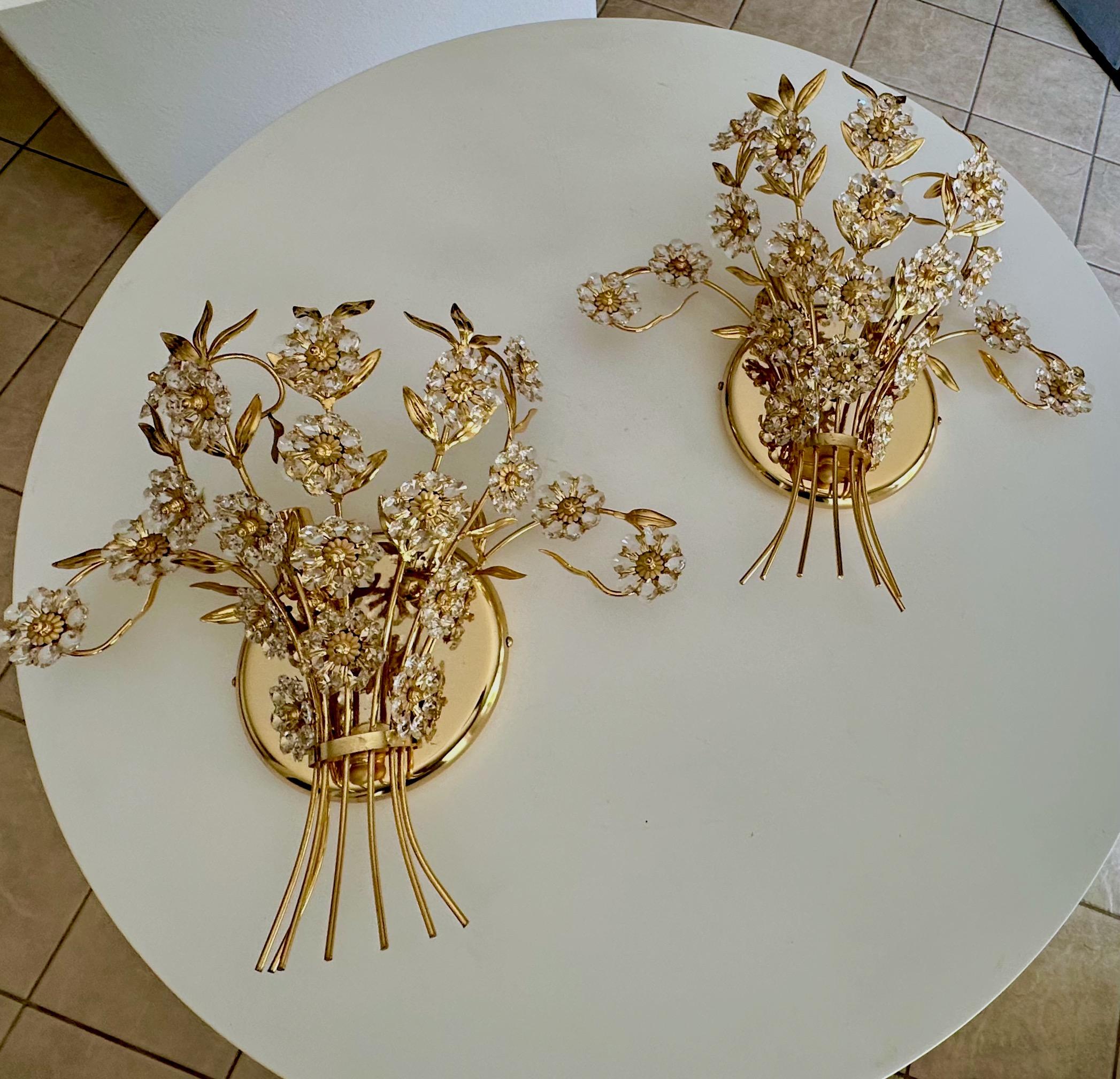 Paire de grandes appliques murales Palwa à fleurs en cristal et or en vente 13