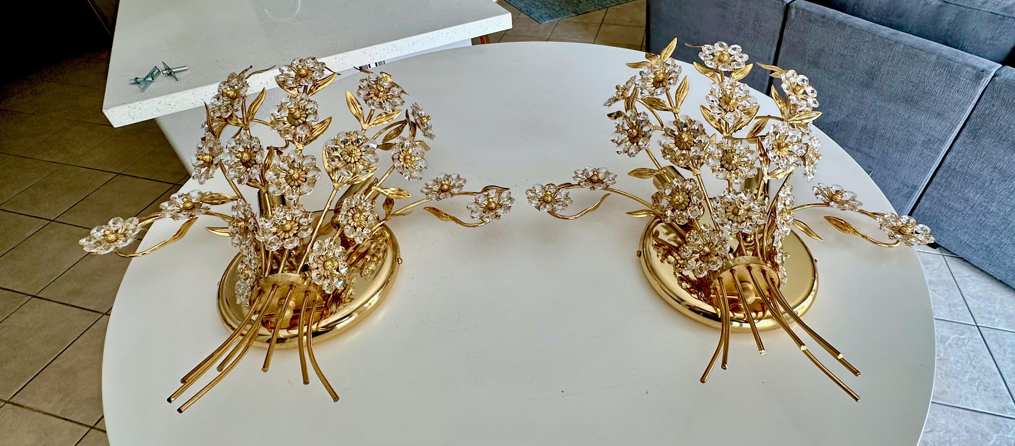 Paire d'appliques murales à 2 lumières en cristal et métal doré à motif floral, attribuées à Palwa, Allemagne. Chaque applique utilise deux ampoules à culot candélabre. Câblage récemment effectué.