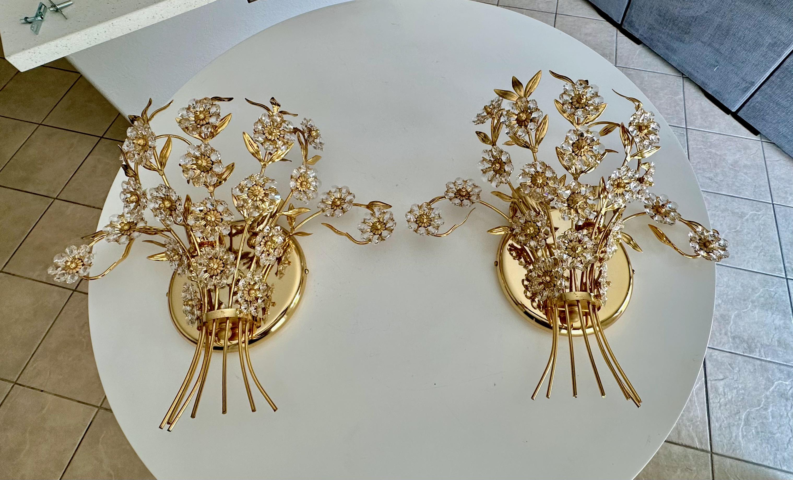 Allemand Paire de grandes appliques murales Palwa à fleurs en cristal et or en vente