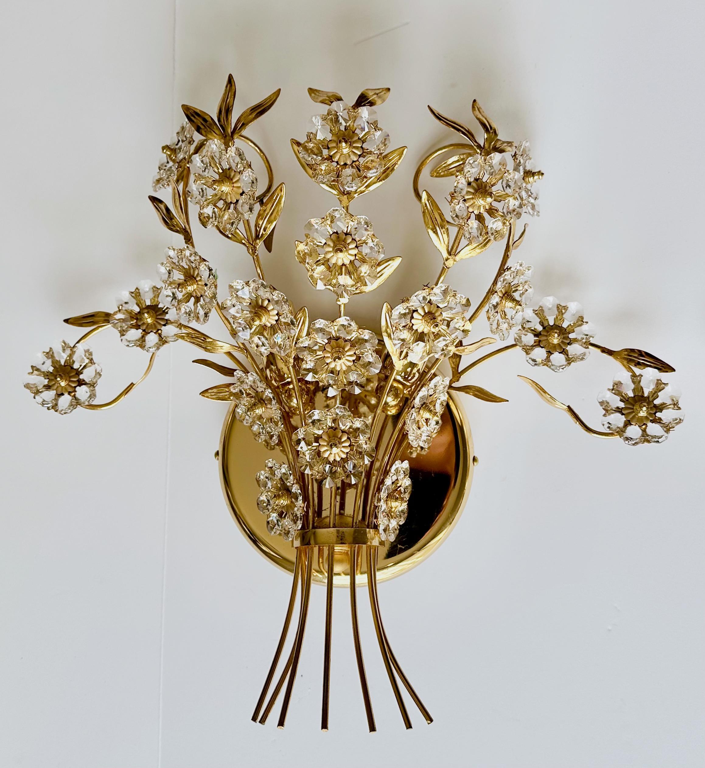 Paire de grandes appliques murales Palwa à fleurs en cristal et or Bon état - En vente à Palm Springs, CA
