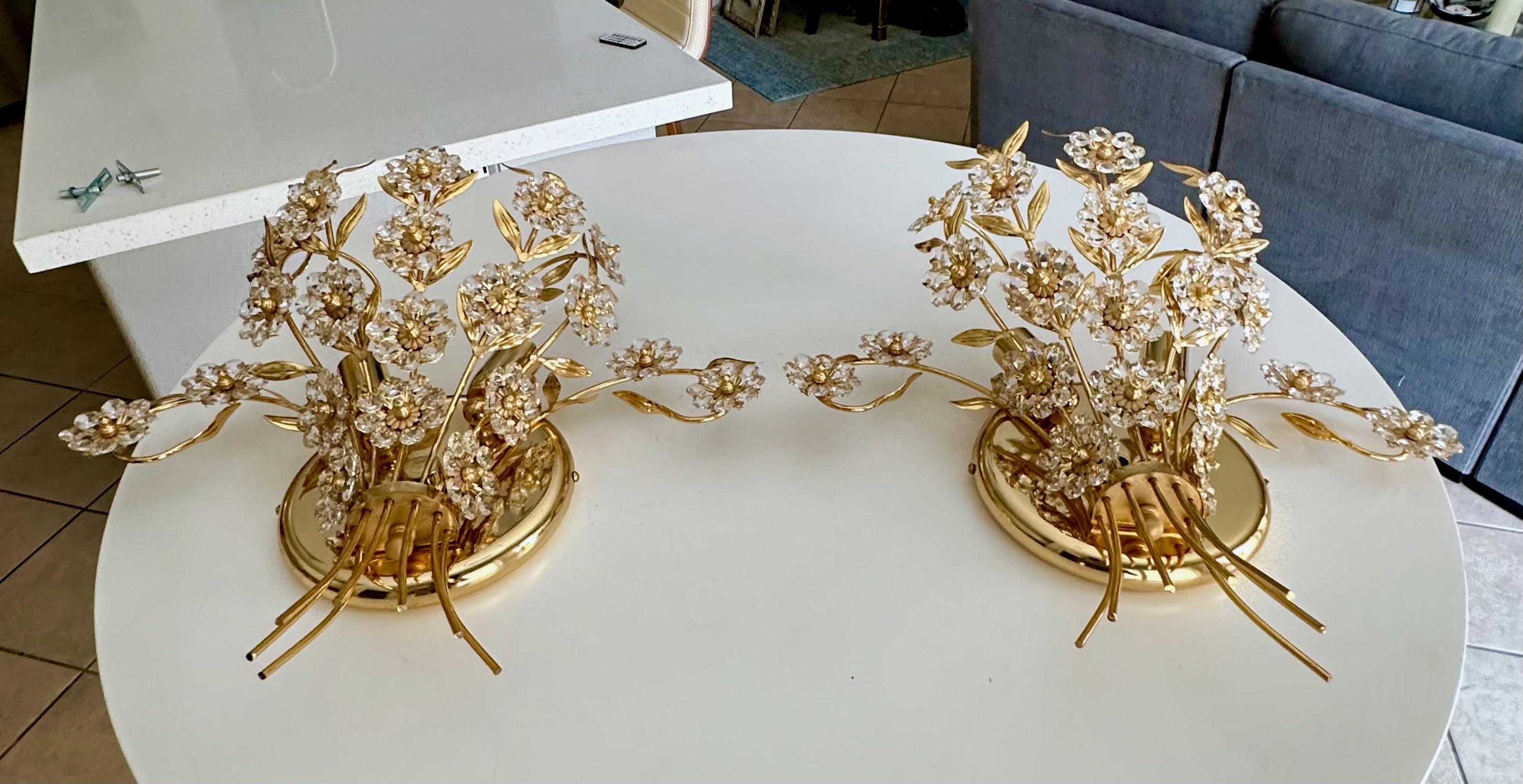 Fin du 20e siècle Paire de grandes appliques murales Palwa à fleurs en cristal et or en vente