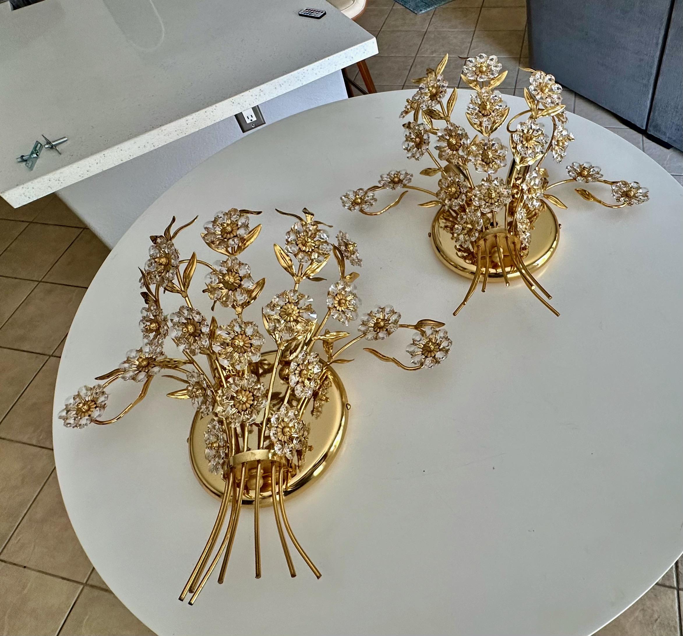 Métal Paire de grandes appliques murales Palwa à fleurs en cristal et or en vente