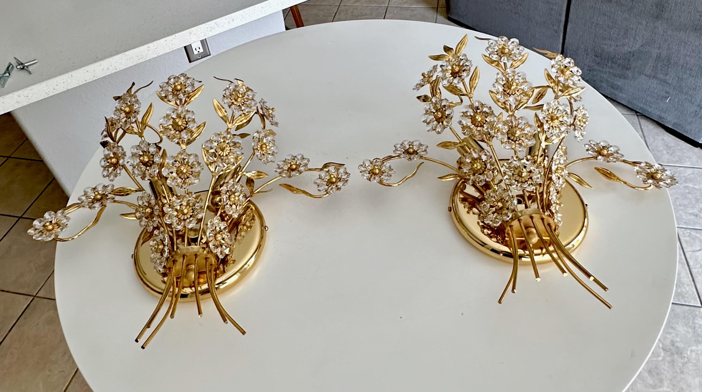 Paire de grandes appliques murales Palwa à fleurs en cristal et or en vente 1