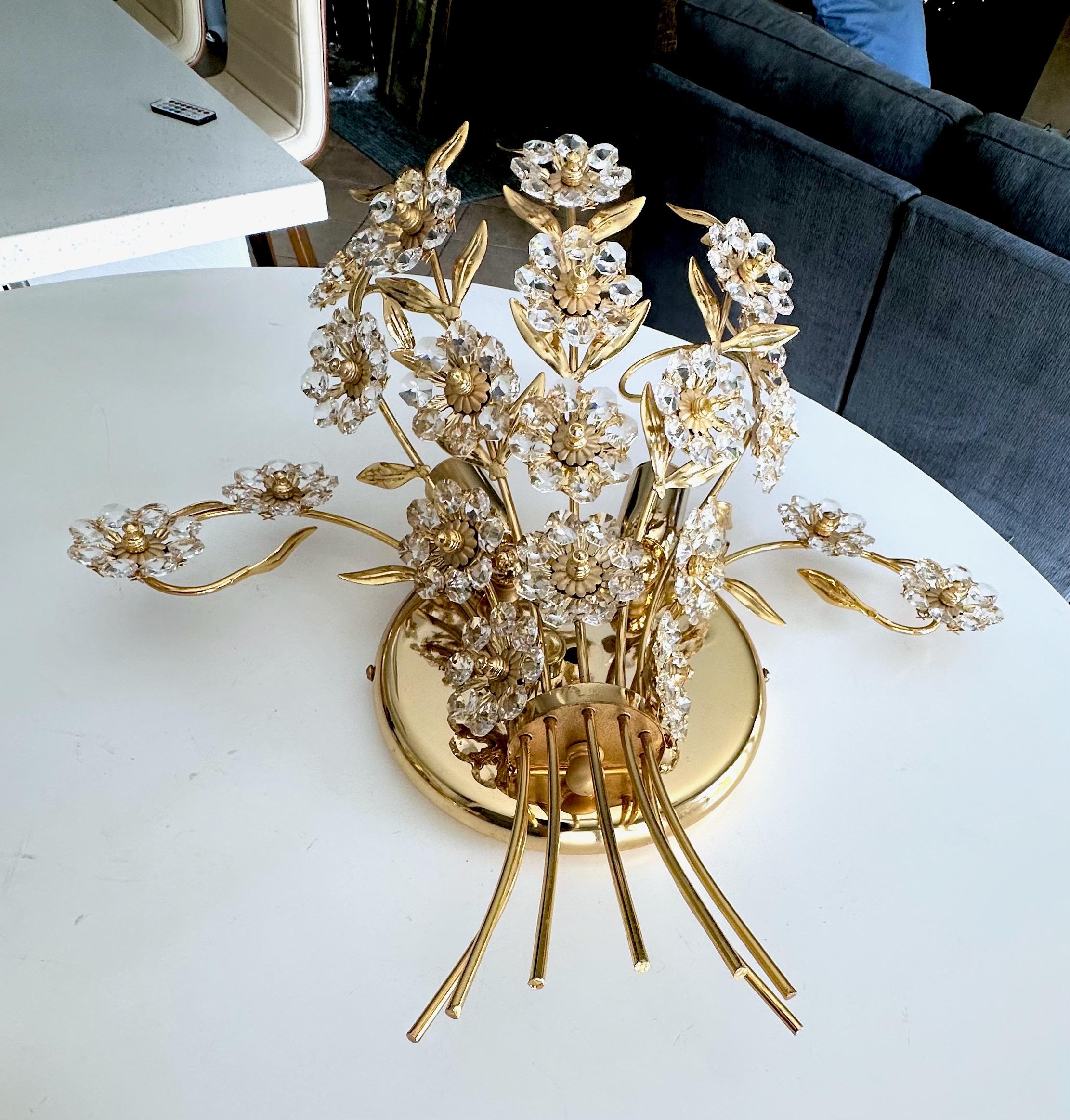 Paire de grandes appliques murales Palwa à fleurs en cristal et or en vente 2