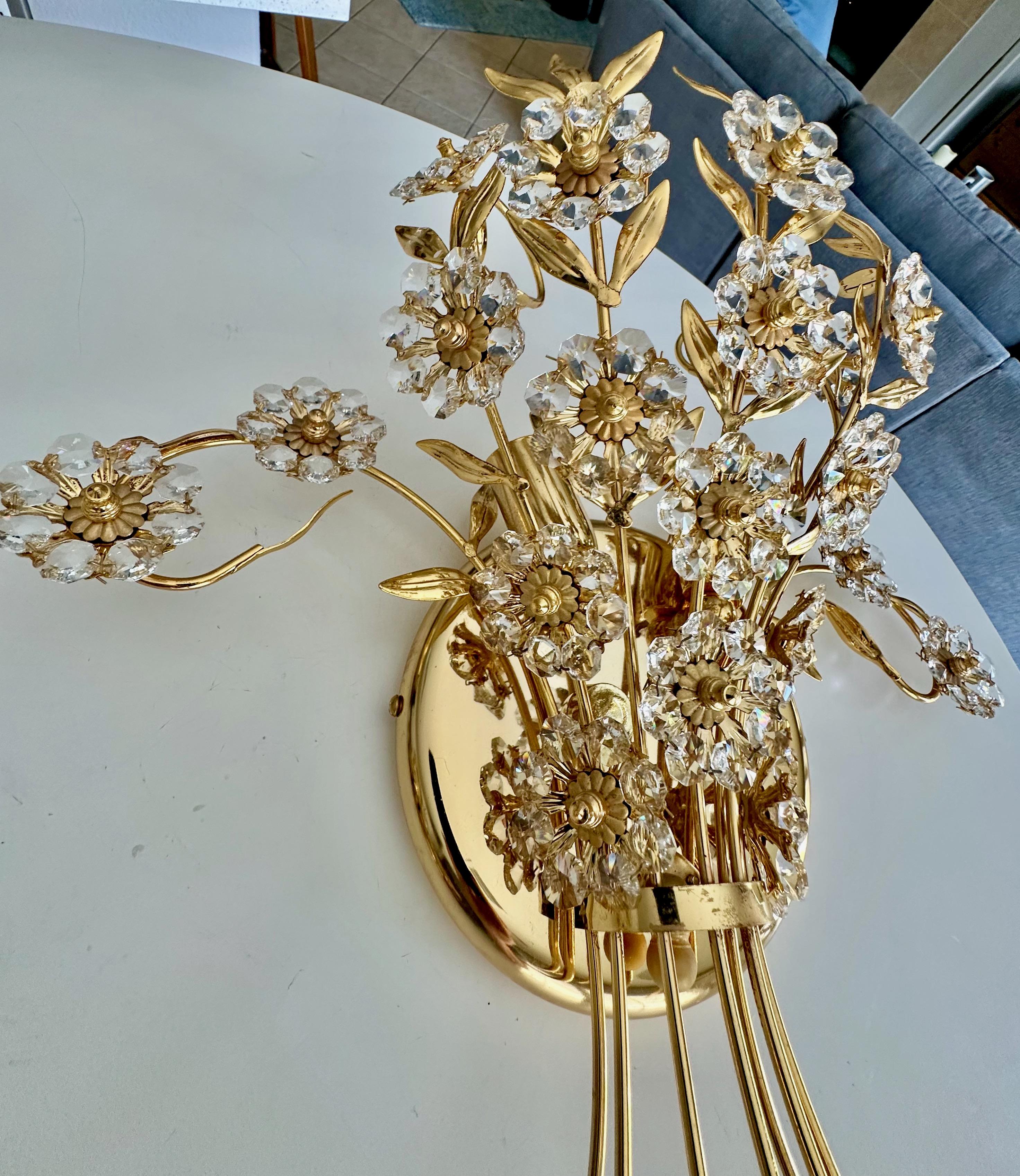 Paire de grandes appliques murales Palwa à fleurs en cristal et or en vente 3