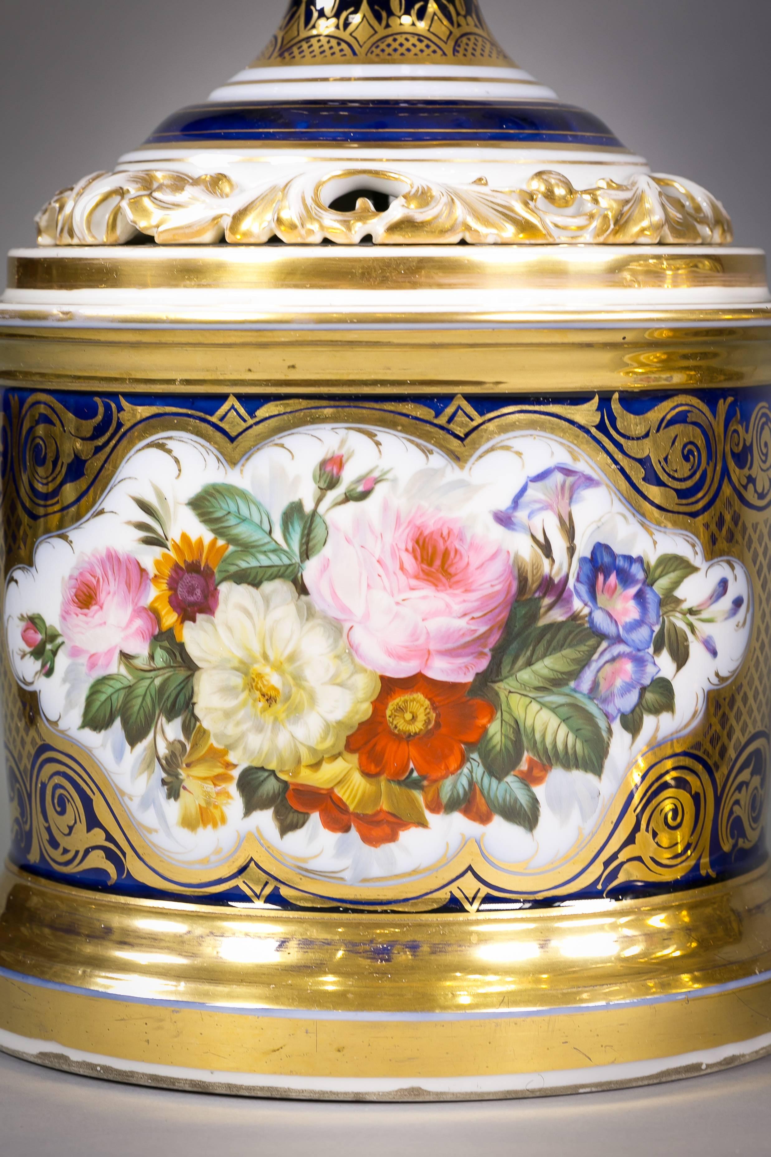 Milieu du XIXe siècle Paire de grands vases à deux poignées en porcelaine de Paris sur socle, vers 1860 en vente