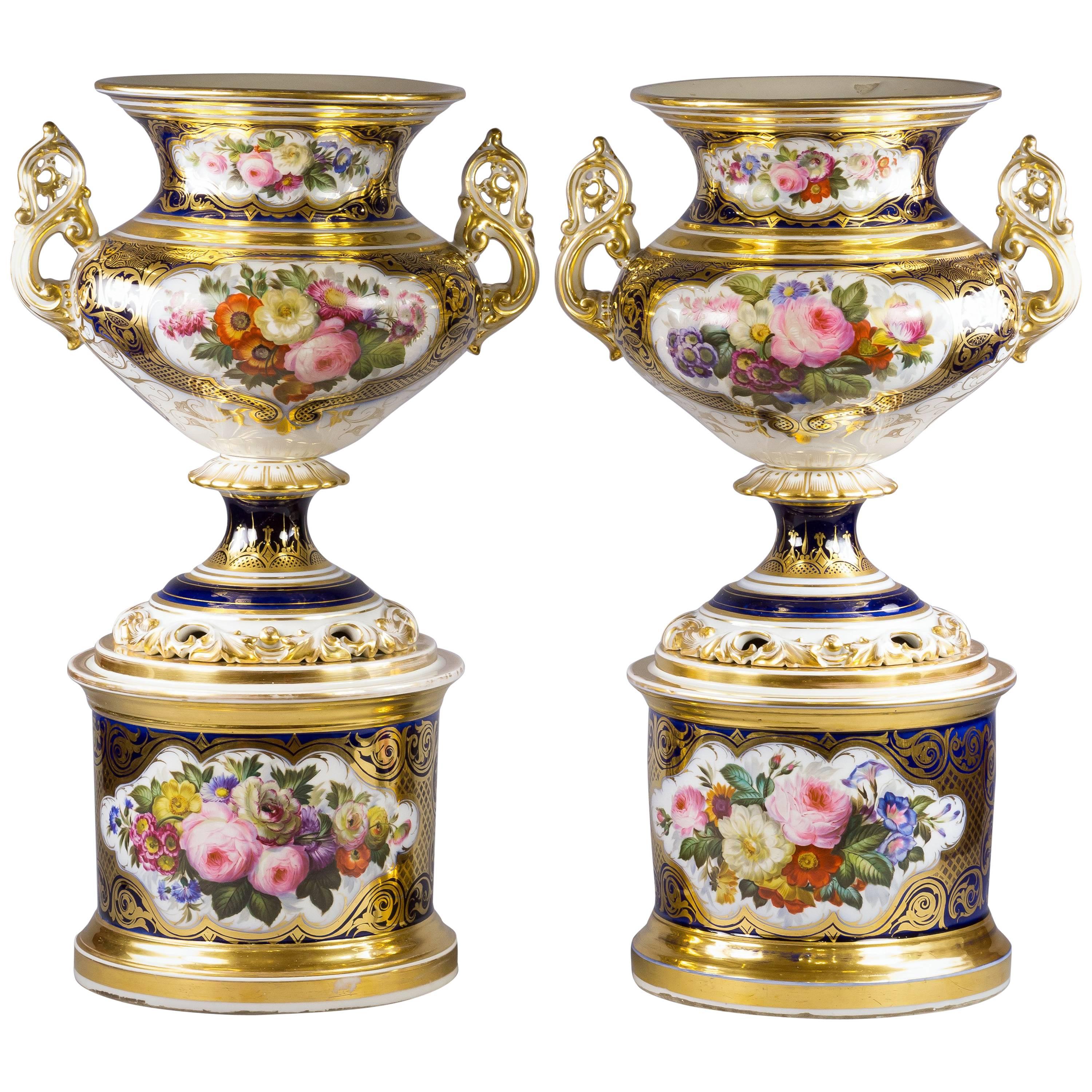 Paire de grands vases à deux poignées en porcelaine de Paris sur socle, vers 1860