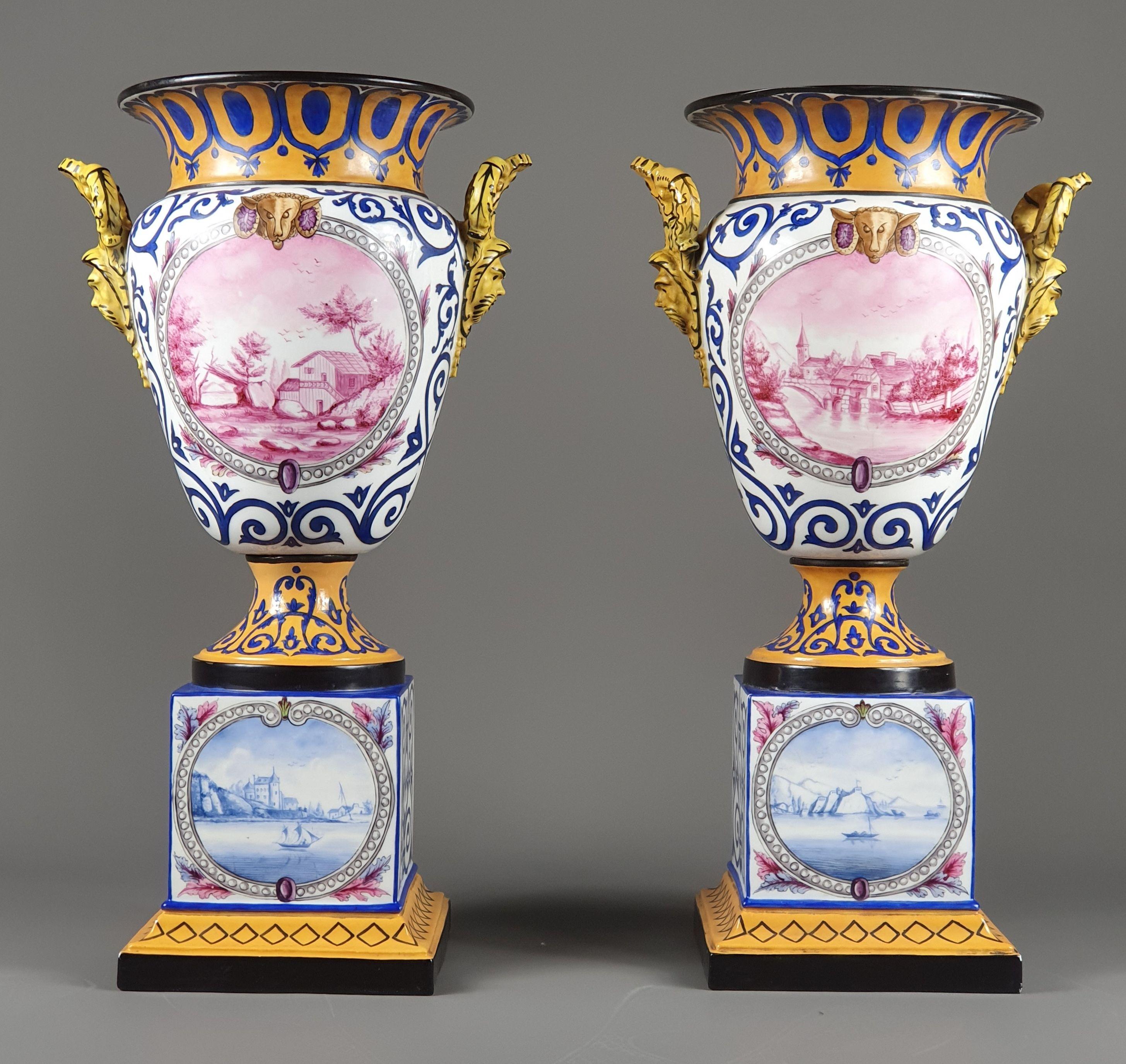 Rare paire de vases en porcelaine de Paris composée d'une base cubique sur un socle évasé et surmontée d'un vase de style Médicis à la panse généreuse.

Superbe décor sur fond orange et blanc orné de feuillages de couleur marine présentant