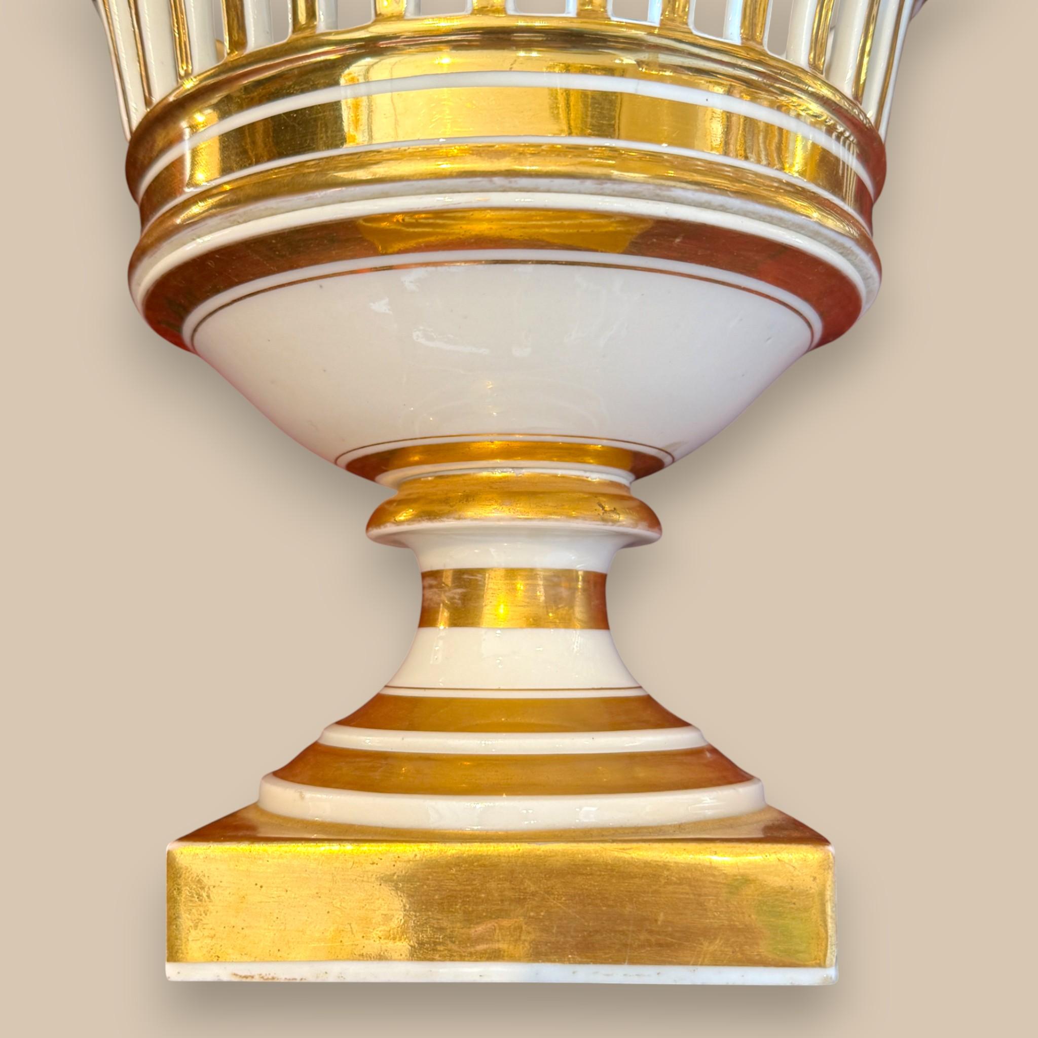 Coppia di grandi porcellane di Charles Paris con doratura, periodo Charles X, circa 1820-1830 in vendita 3