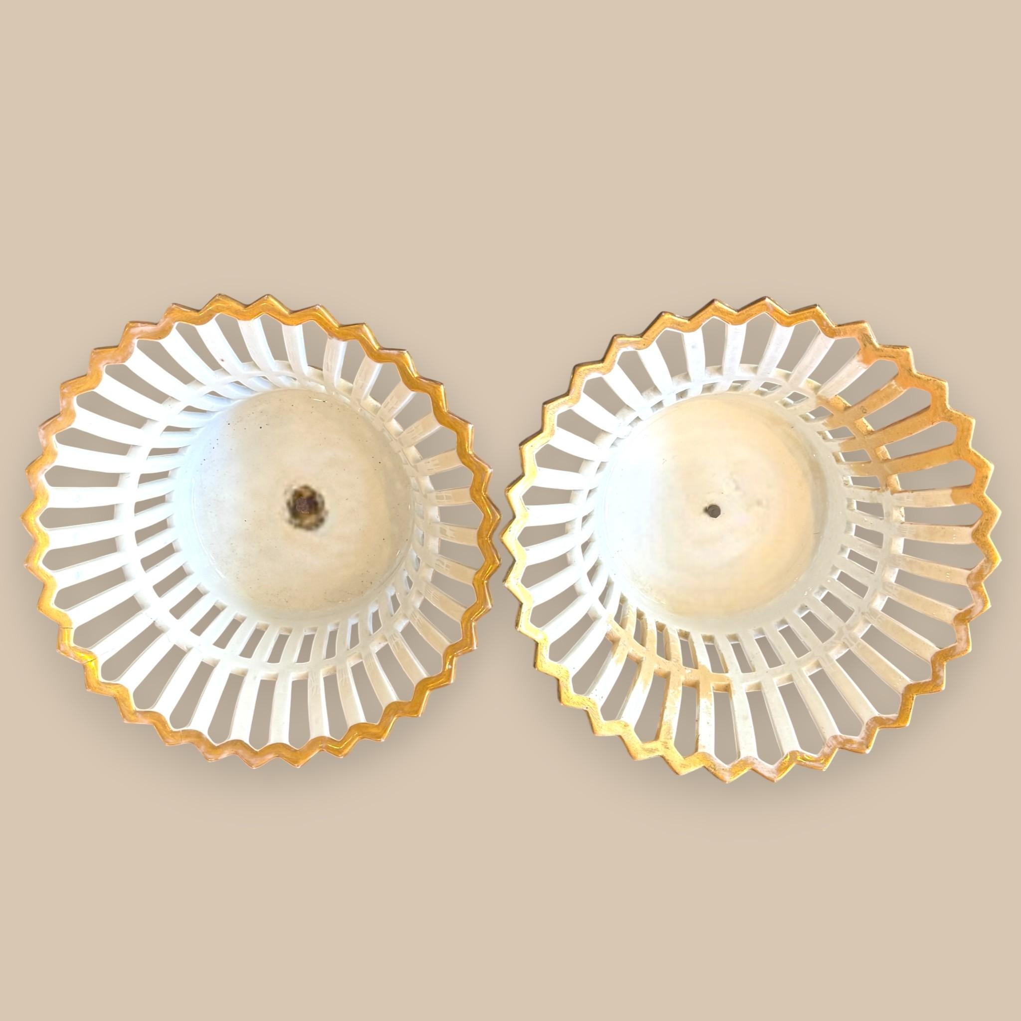 Francese Coppia di grandi porcellane di Charles Paris con doratura, periodo Charles X, circa 1820-1830 in vendita