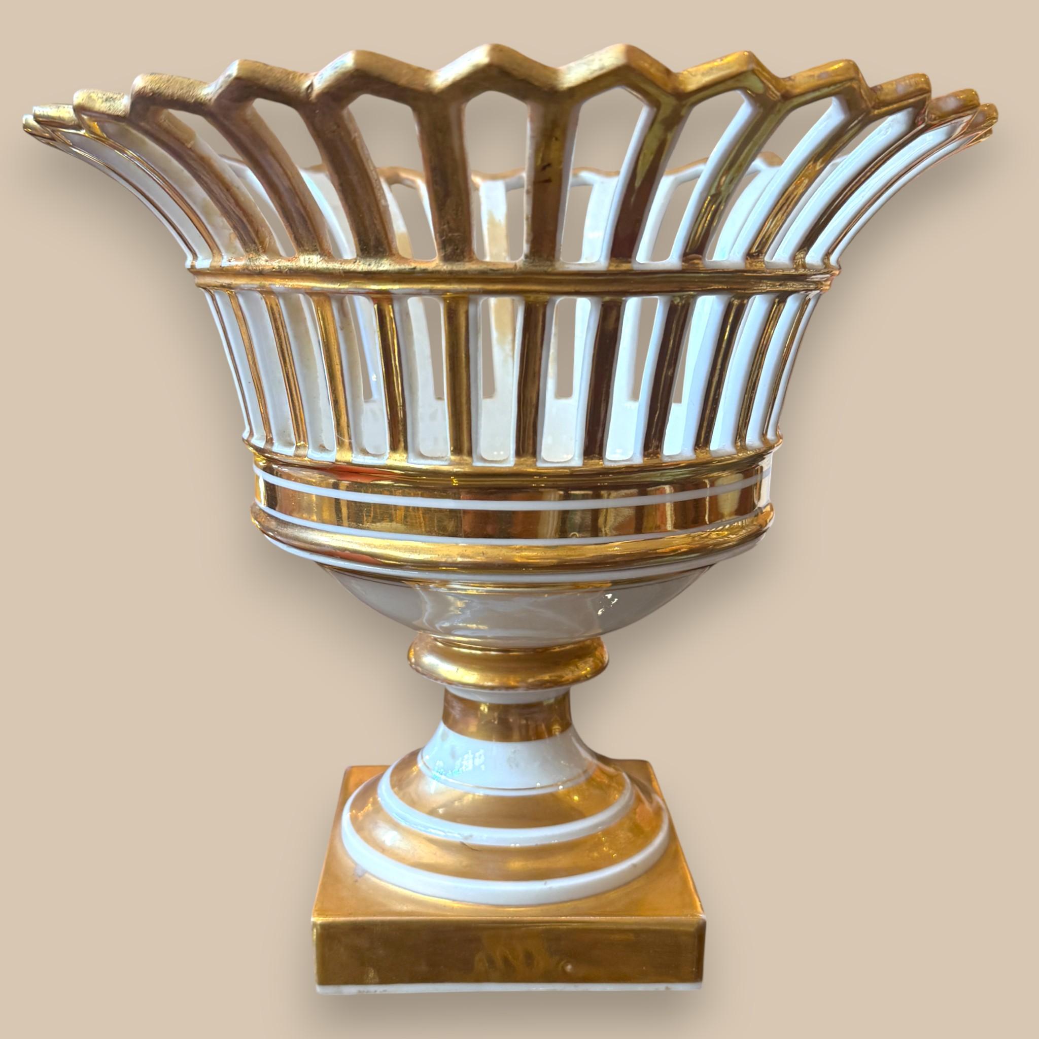 Dorato Coppia di grandi porcellane di Charles Paris con doratura, periodo Charles X, circa 1820-1830 in vendita