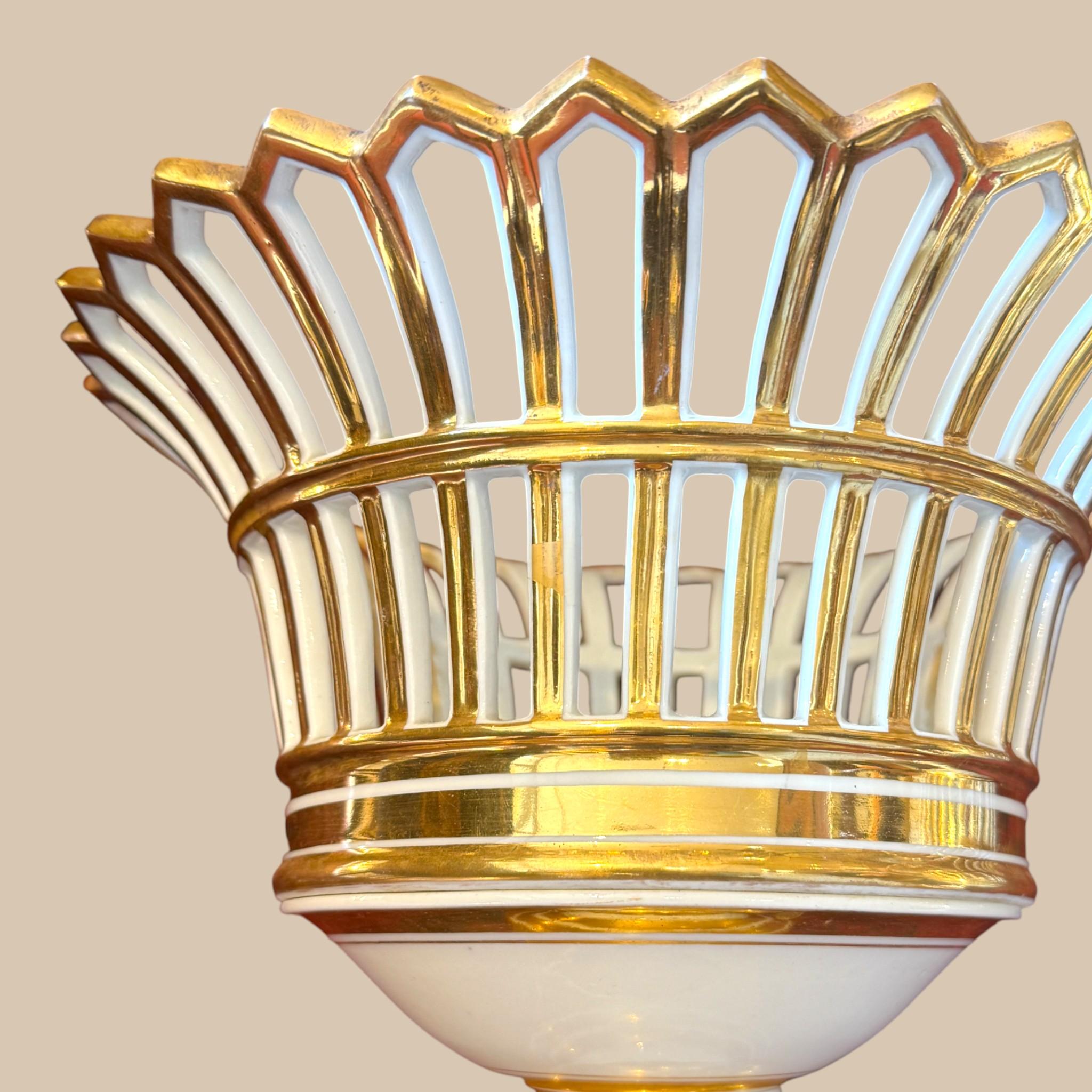 Coppia di grandi porcellane di Charles Paris con doratura, periodo Charles X, circa 1820-1830 In condizioni buone in vendita a NICE, FR