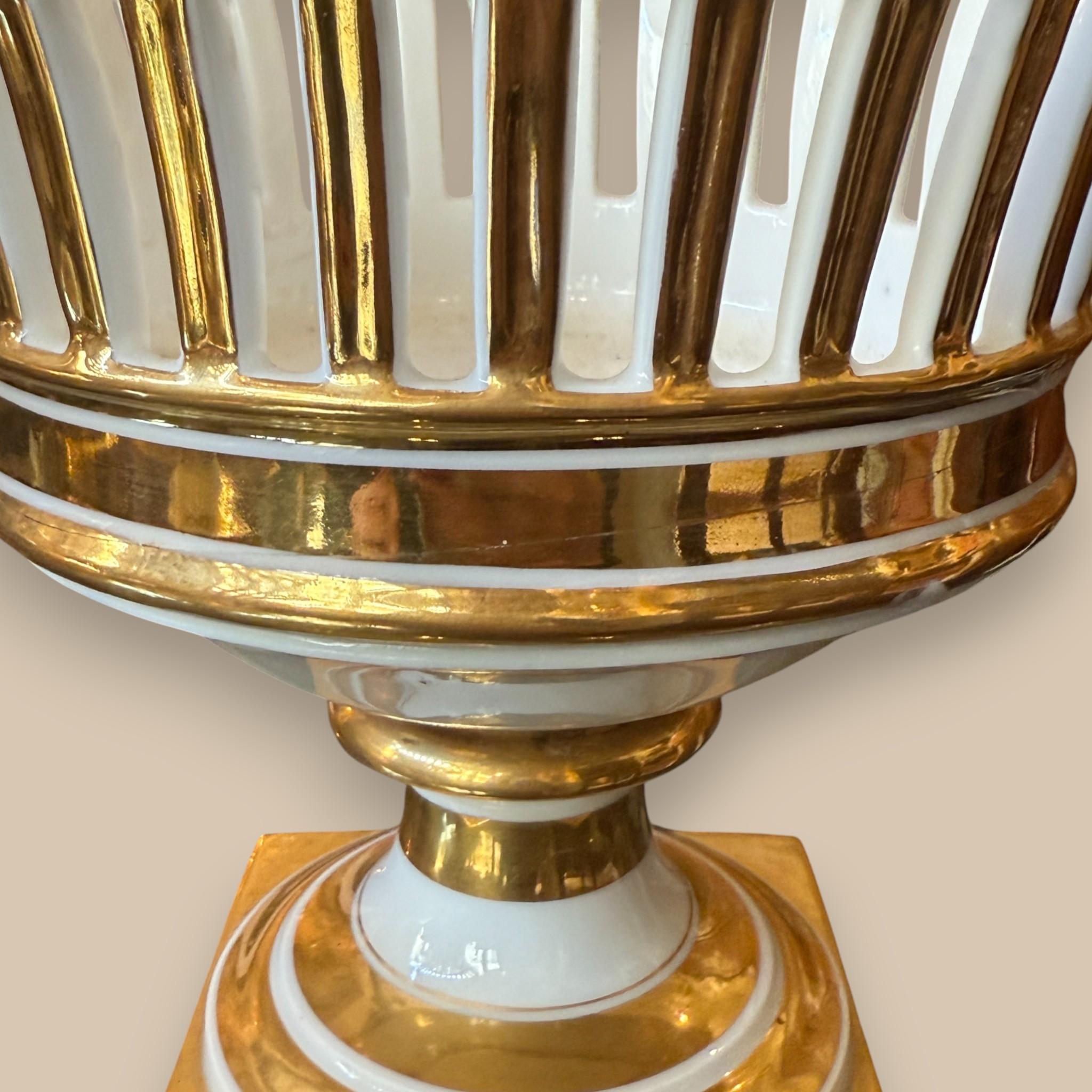 Inizio XIX secolo Coppia di grandi porcellane di Charles Paris con doratura, periodo Charles X, circa 1820-1830 in vendita