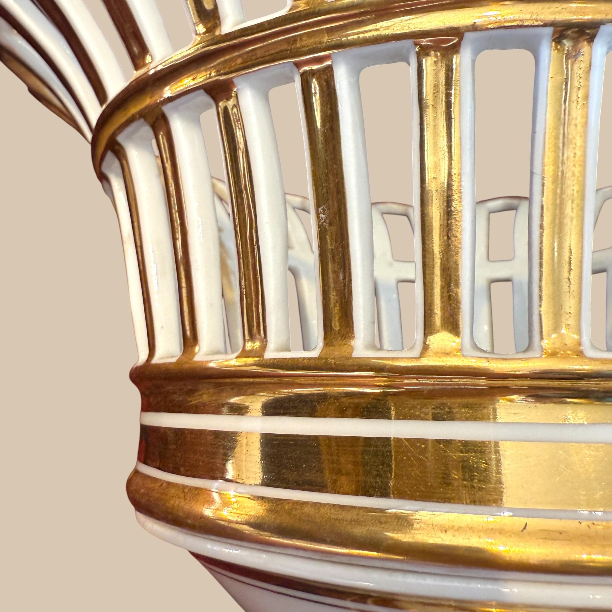 Porcellana Coppia di grandi porcellane di Charles Paris con doratura, periodo Charles X, circa 1820-1830 in vendita