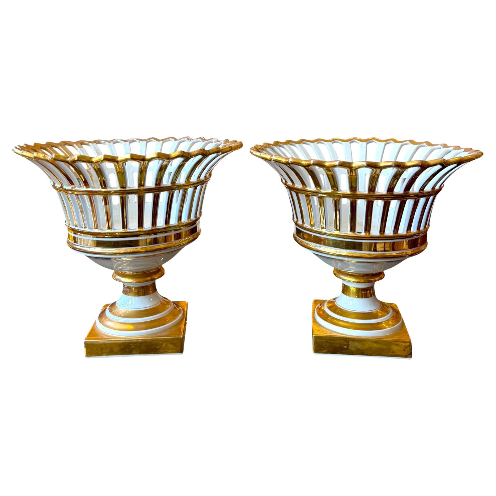 Coppia di grandi porcellane di Charles Paris con doratura, periodo Charles X, circa 1820-1830