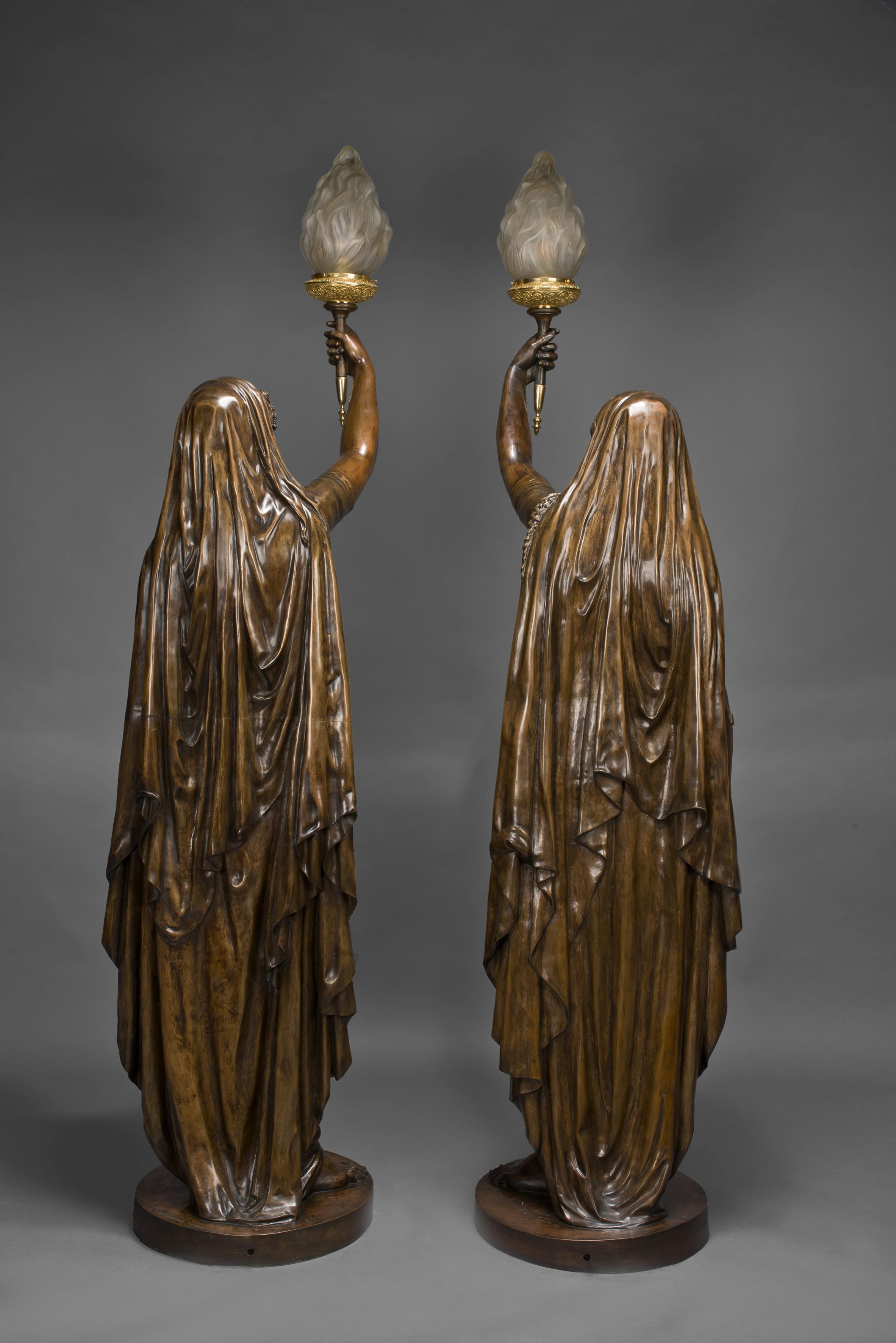 Français Paire de grandes torchères figuratives en bronze patiné coulées par Barbedienne, datées de 1872 en vente