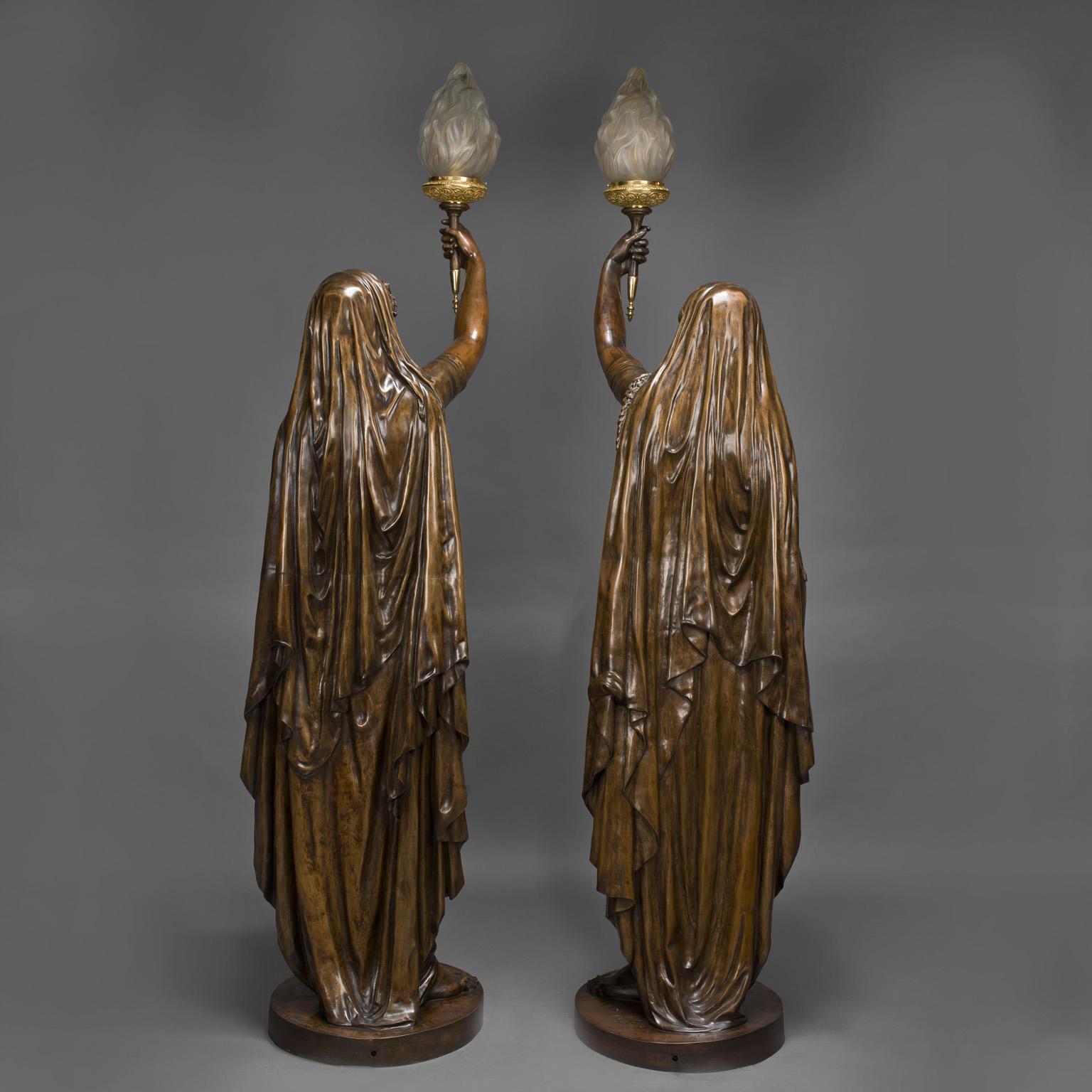 Patiné Paire de grandes torchères figuratives en bronze patiné coulées par Barbedienne, datées de 1872 en vente