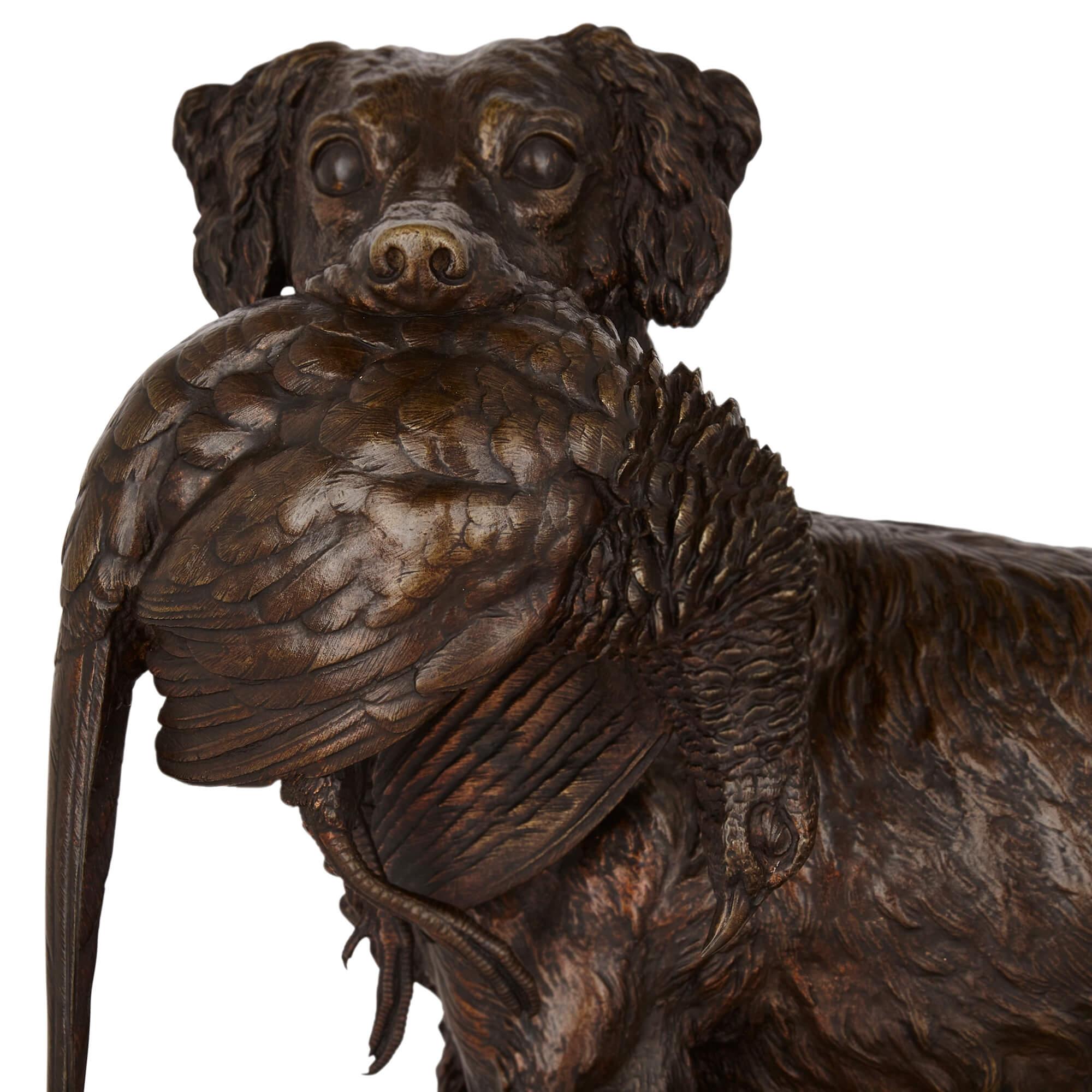 Patiné Paire de grands modèles de chiens de chasse en bronze patiné de Moigniez en vente