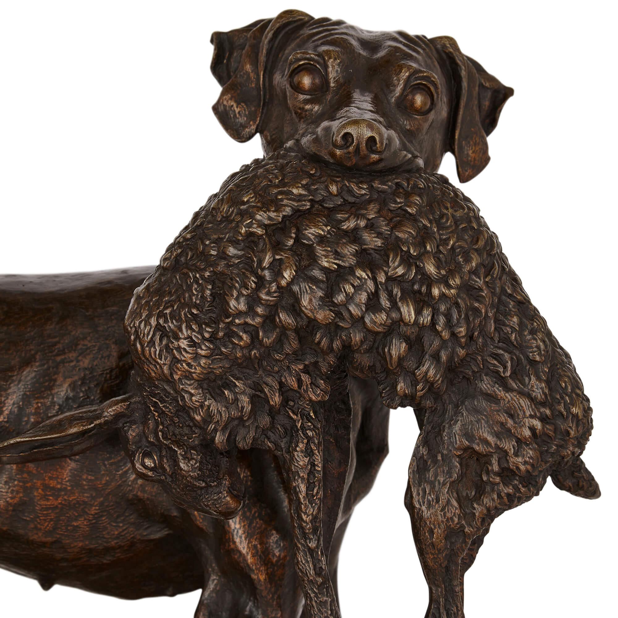 Paire de grands modèles de chiens de chasse en bronze patiné de Moigniez Bon état - En vente à London, GB