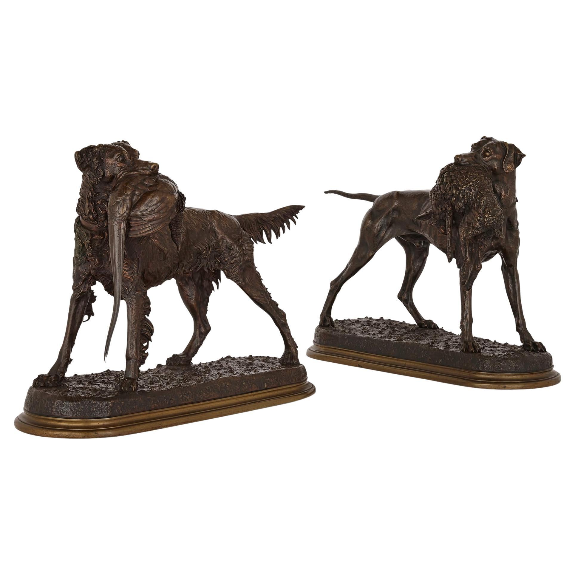 Paire de grands modèles de chiens de chasse en bronze patiné de Moigniez