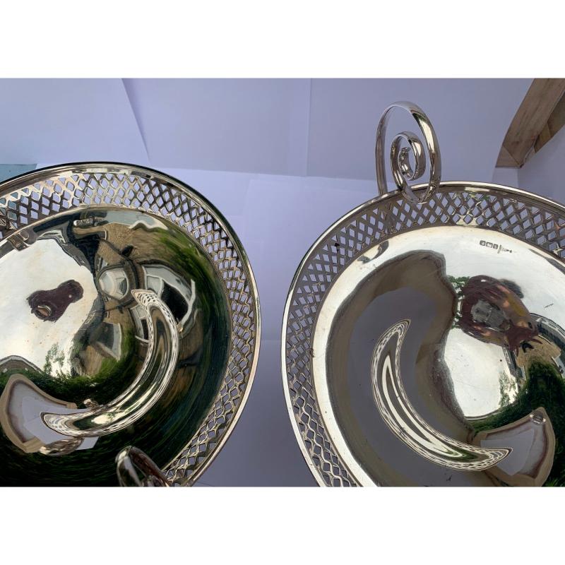 Pair of Large Pierced Sterling Silver Tazzas by Walker & Hall, 1912 In Good Condition For Sale In London, GB
