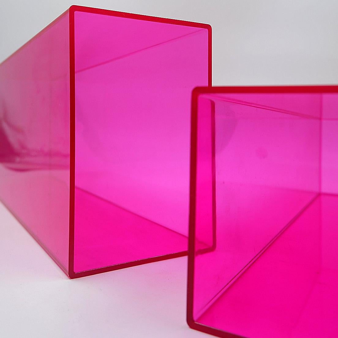 Coppia di grandi vasi rosa in acrilico - Modern 21th in vendita 6