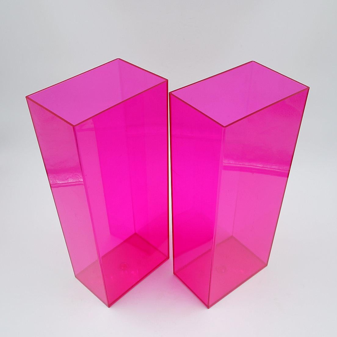 Coppia di grandi vasi rosa in acrilico
Decorazione moderna - Vasi grandi - Home Decor
Misure: 15x10cm H. 28,5cm 
Materiale: acrilico
Usura coerente con l'età e l'uso