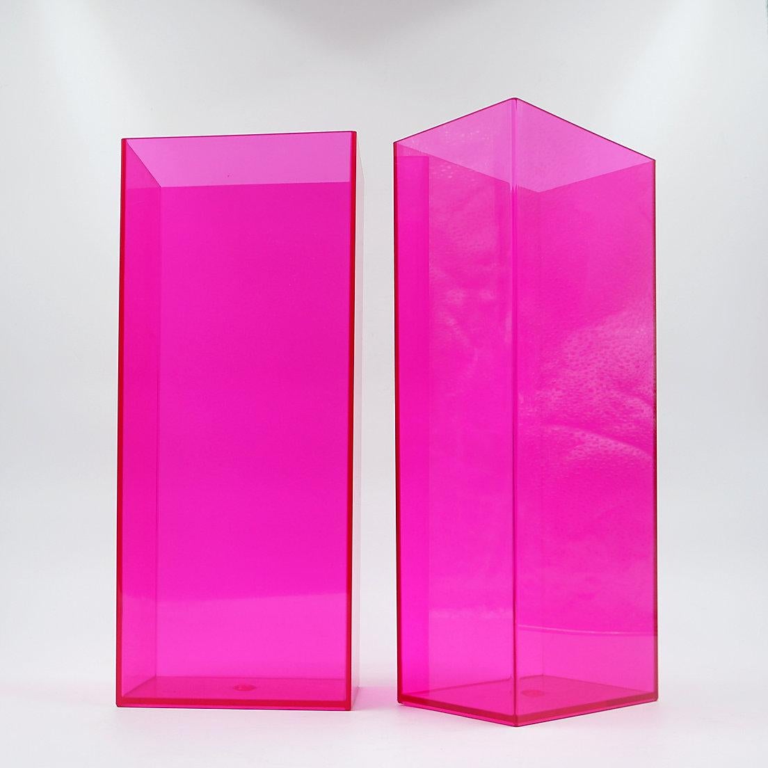 Coppia di grandi vasi rosa in acrilico - Modern 21th In condizioni buone in vendita a Linkebeek, BE