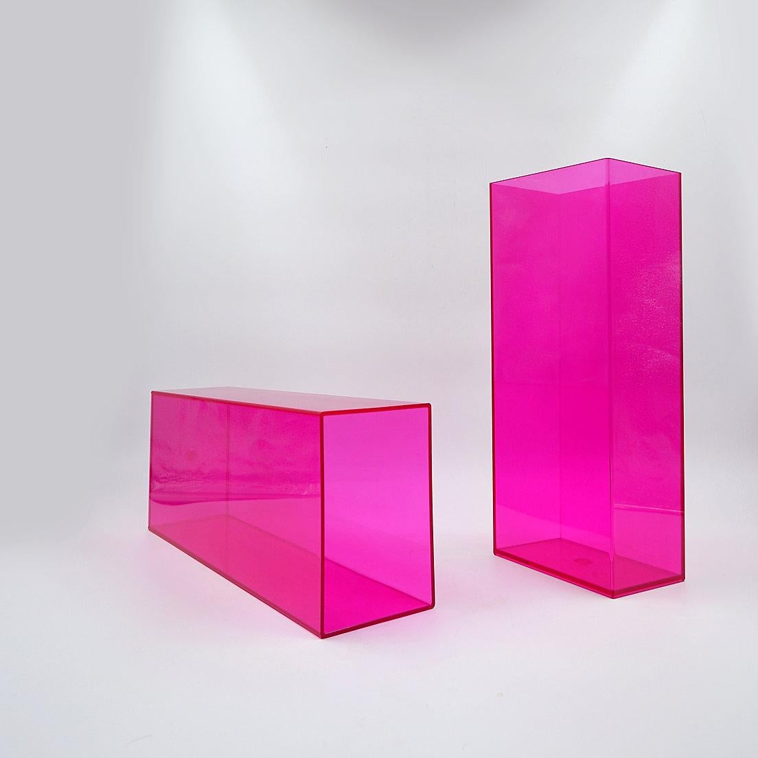 XXI secolo e contemporaneo Coppia di grandi vasi rosa in acrilico - Modern 21th in vendita