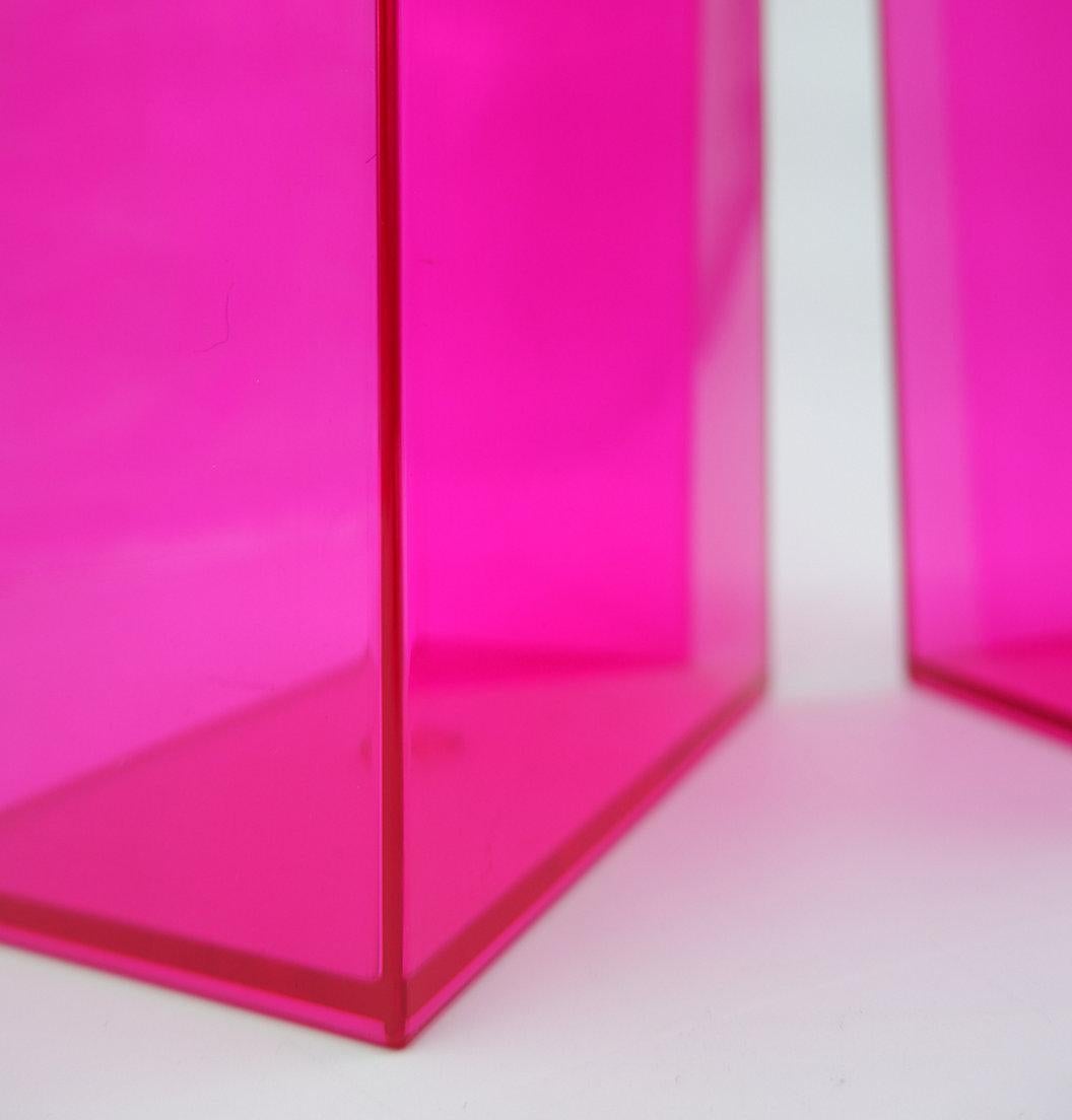 Coppia di grandi vasi rosa in acrilico - Modern 21th in vendita 1