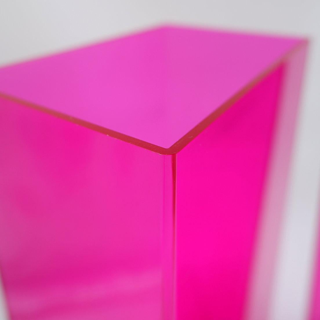 Coppia di grandi vasi rosa in acrilico - Modern 21th in vendita 3