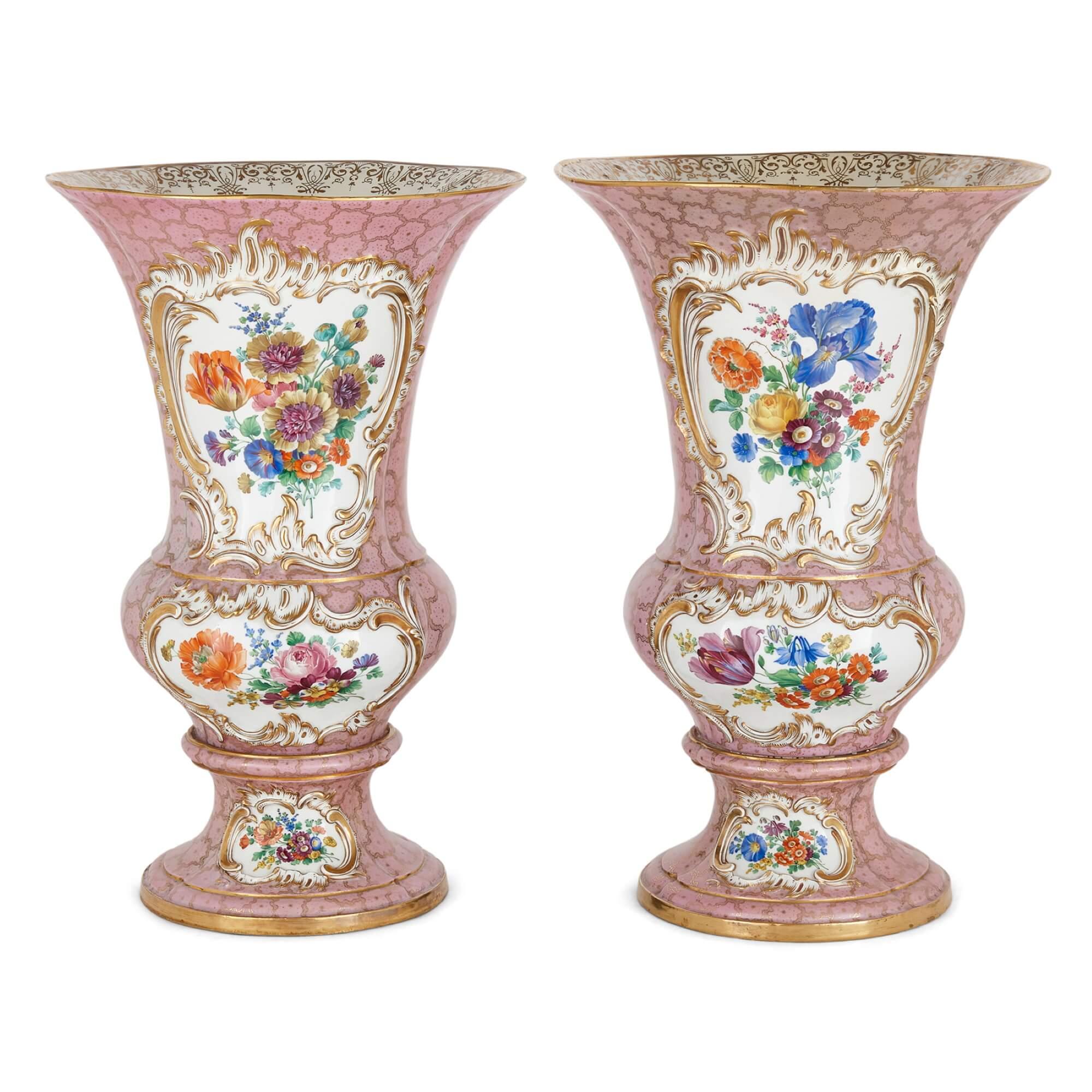 Paar große rosa-geschliffene Meissener Porzellanvasen mit Blumenmuster  (Rokoko) im Angebot