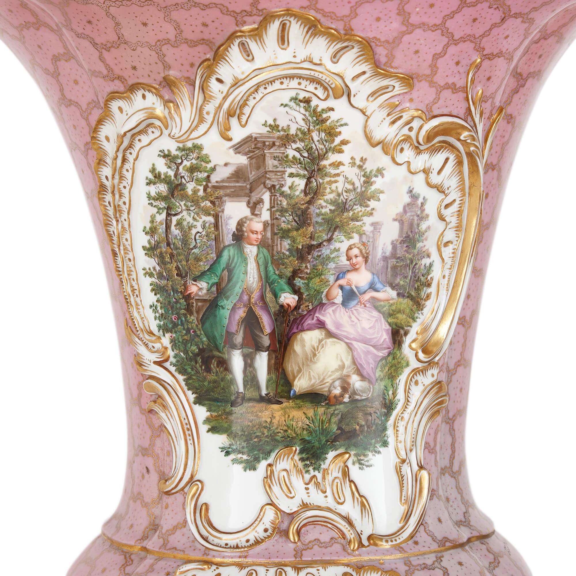 Paar große rosa-geschliffene Meissener Porzellanvasen mit Blumenmuster  (Deutsch) im Angebot