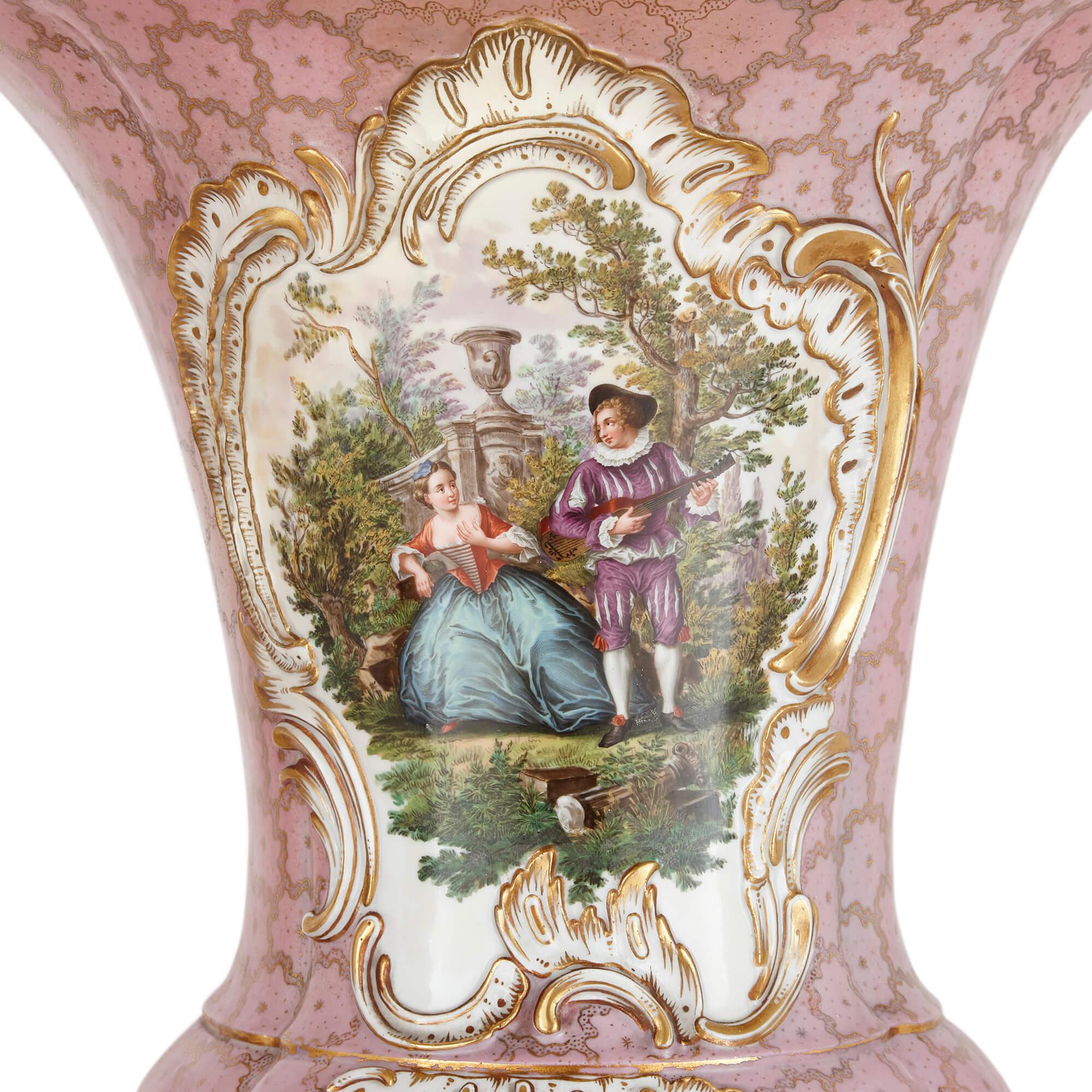 Paar große rosa-geschliffene Meissener Porzellanvasen mit Blumenmuster  (Vergoldet) im Angebot