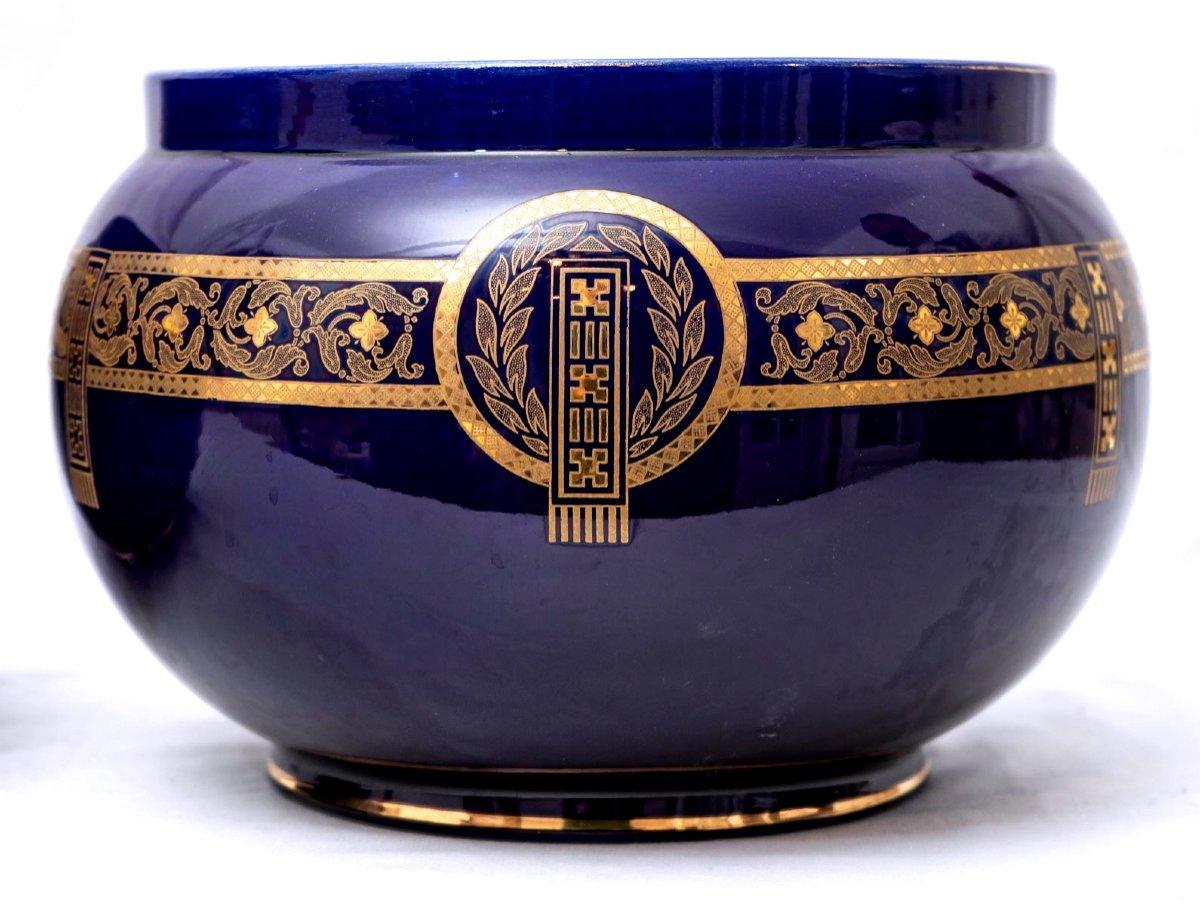 Voici une rare et exceptionnelle paire de cache-pots en céramique de la très célèbre faïencerie de Sarreguemines. 

Il s'agit d'une œuvre magnifique très proche des bleus de Longwy, avec des décorations géométriques dorées sur un fond bleu marine