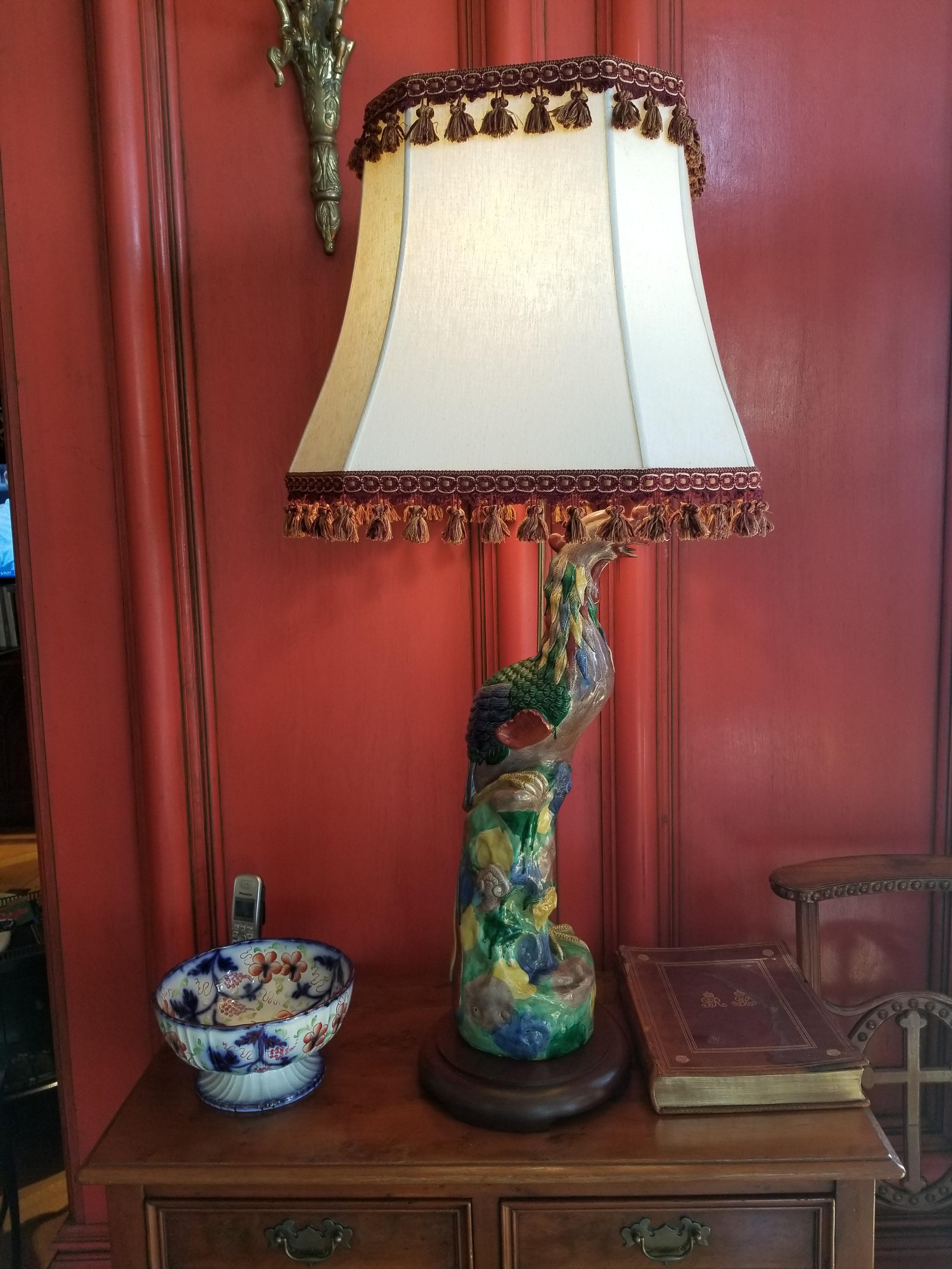 Paar große Porzellanvögel als Lampen, 20. Jahrhundert. Die Lampenschirme können mitgenommen werden, sind aber nicht in gutem Zustand.