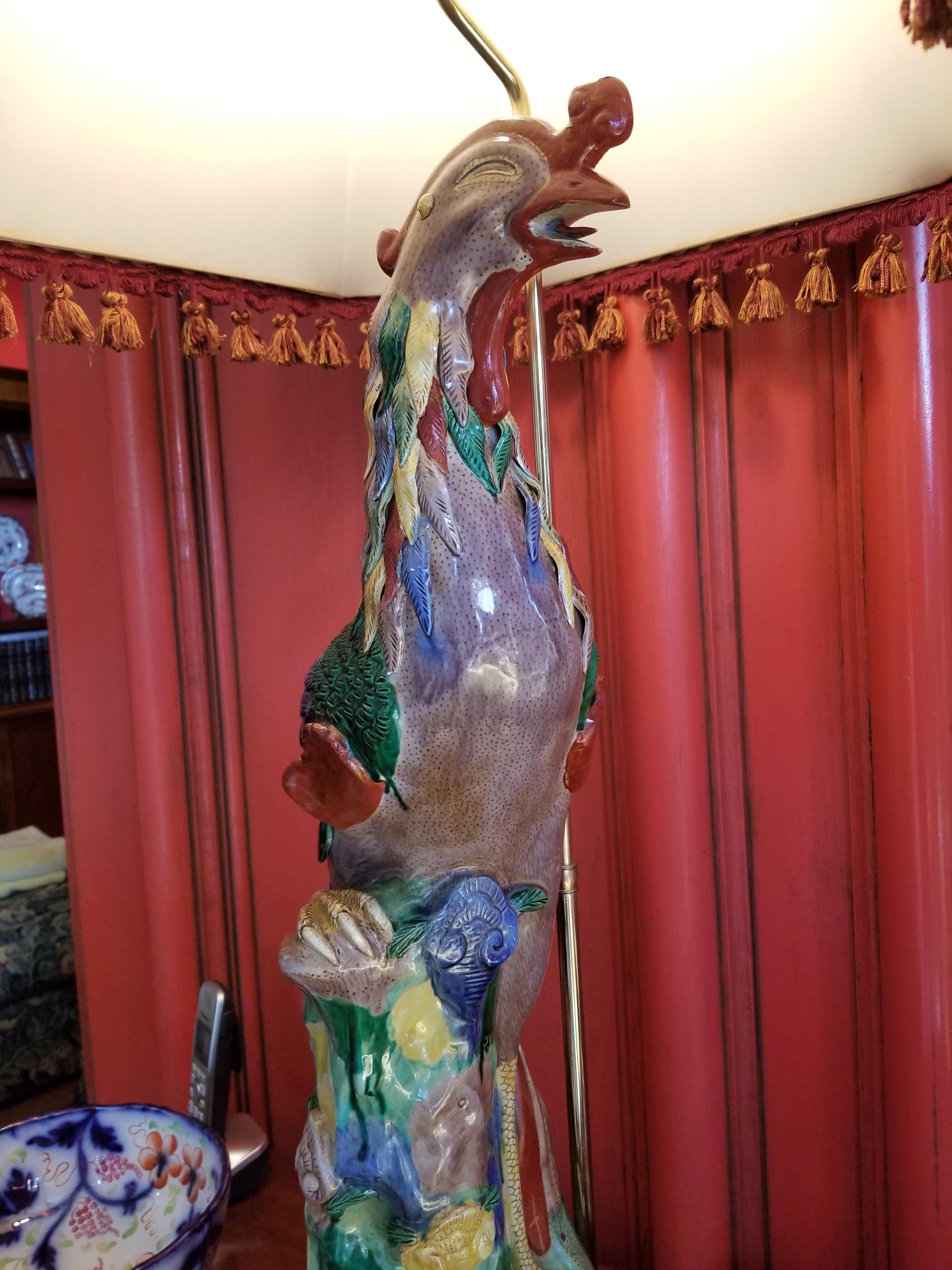 Paar große Porzellanvogel, zu Lampen verarbeitet, 20. Jahrhundert im Zustand „Gut“ im Angebot in Savannah, GA