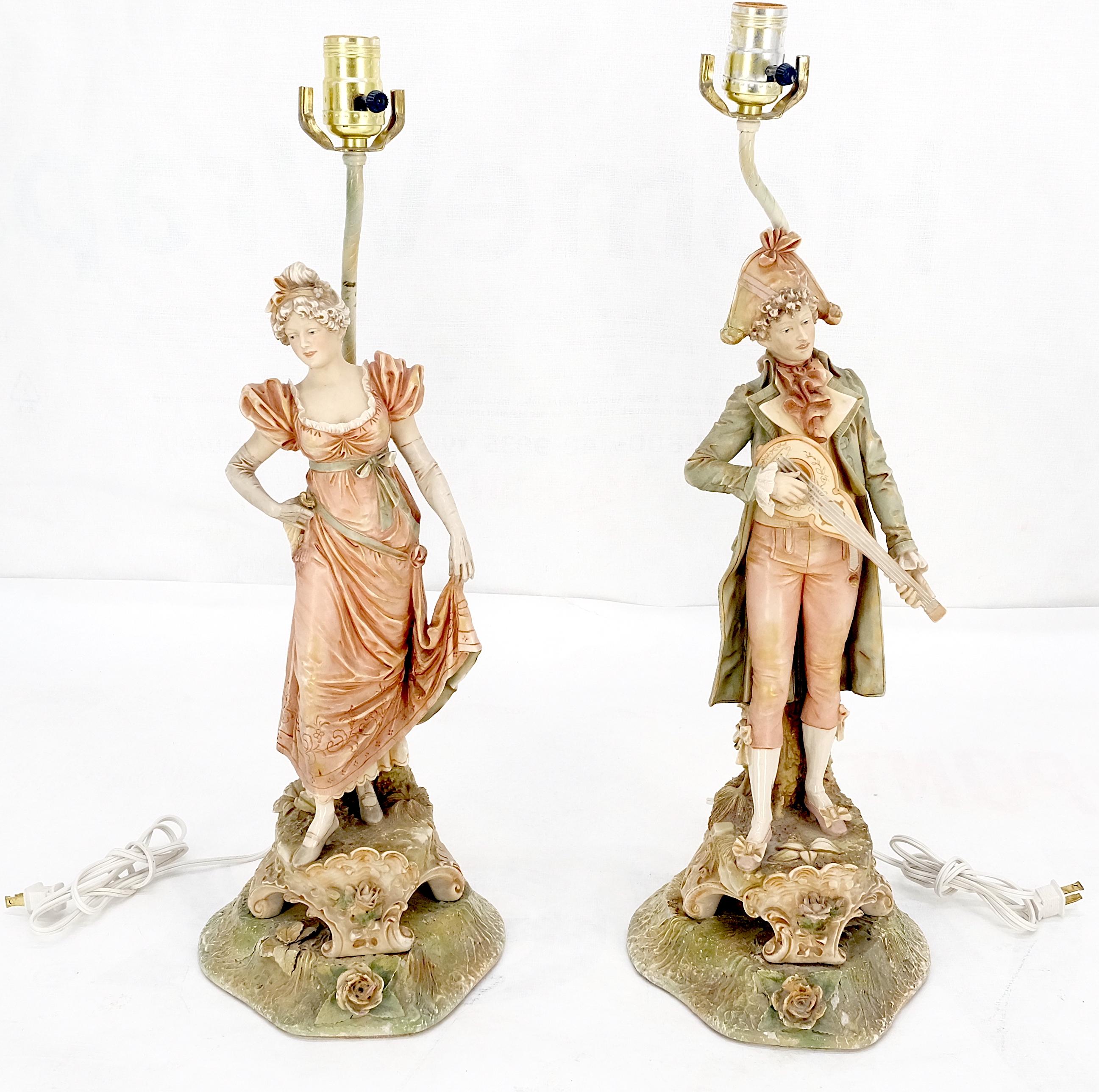 Coppia di grandi lampade da tavolo in porcellana e ceramica danzante molto belle MINT! In condizioni ottime in vendita a Rockaway, NJ