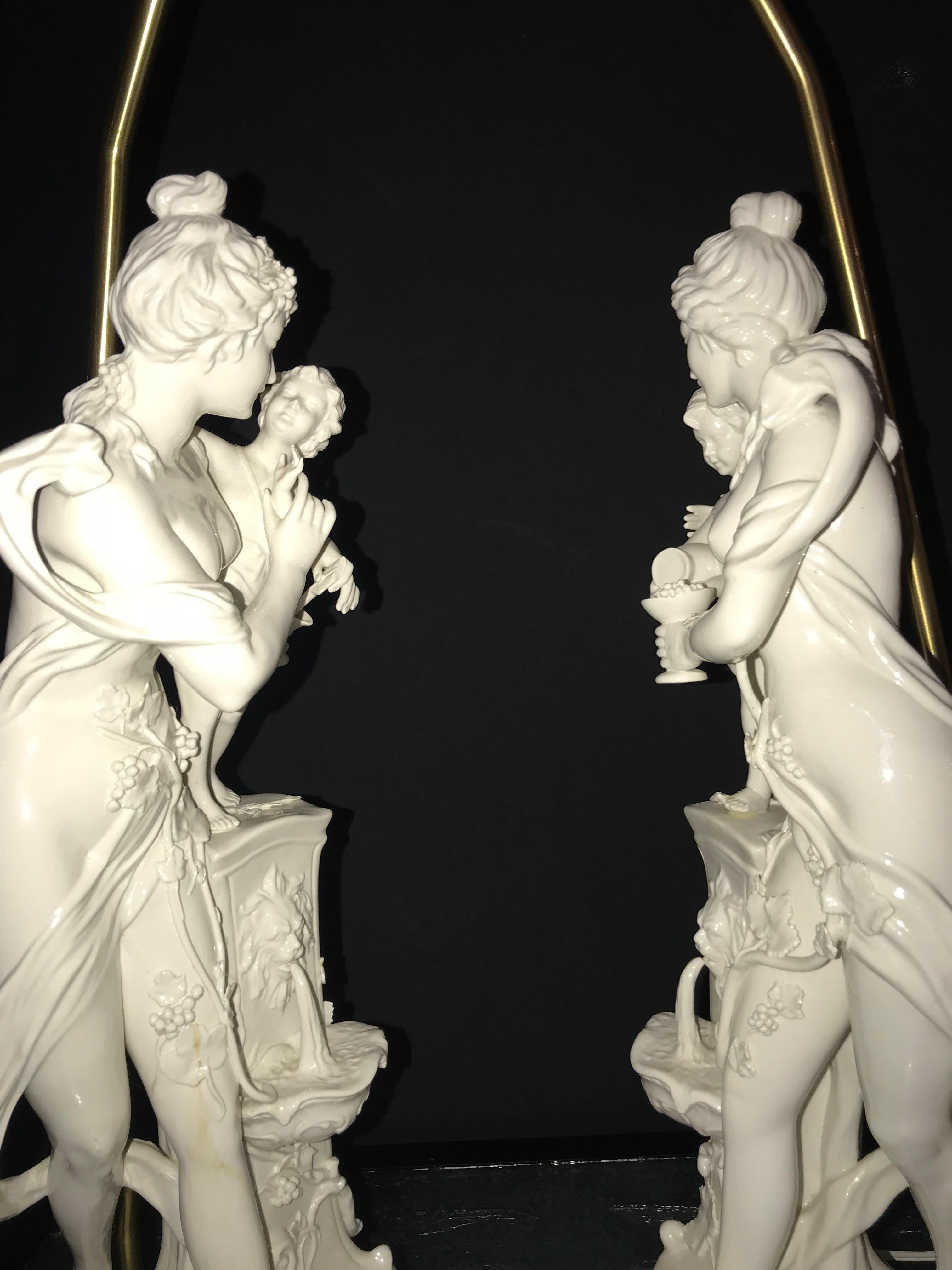 Pair of Large Porcelain Figural Opposing Bare Brested Woman & Angel Table Lamps (20. Jahrhundert)