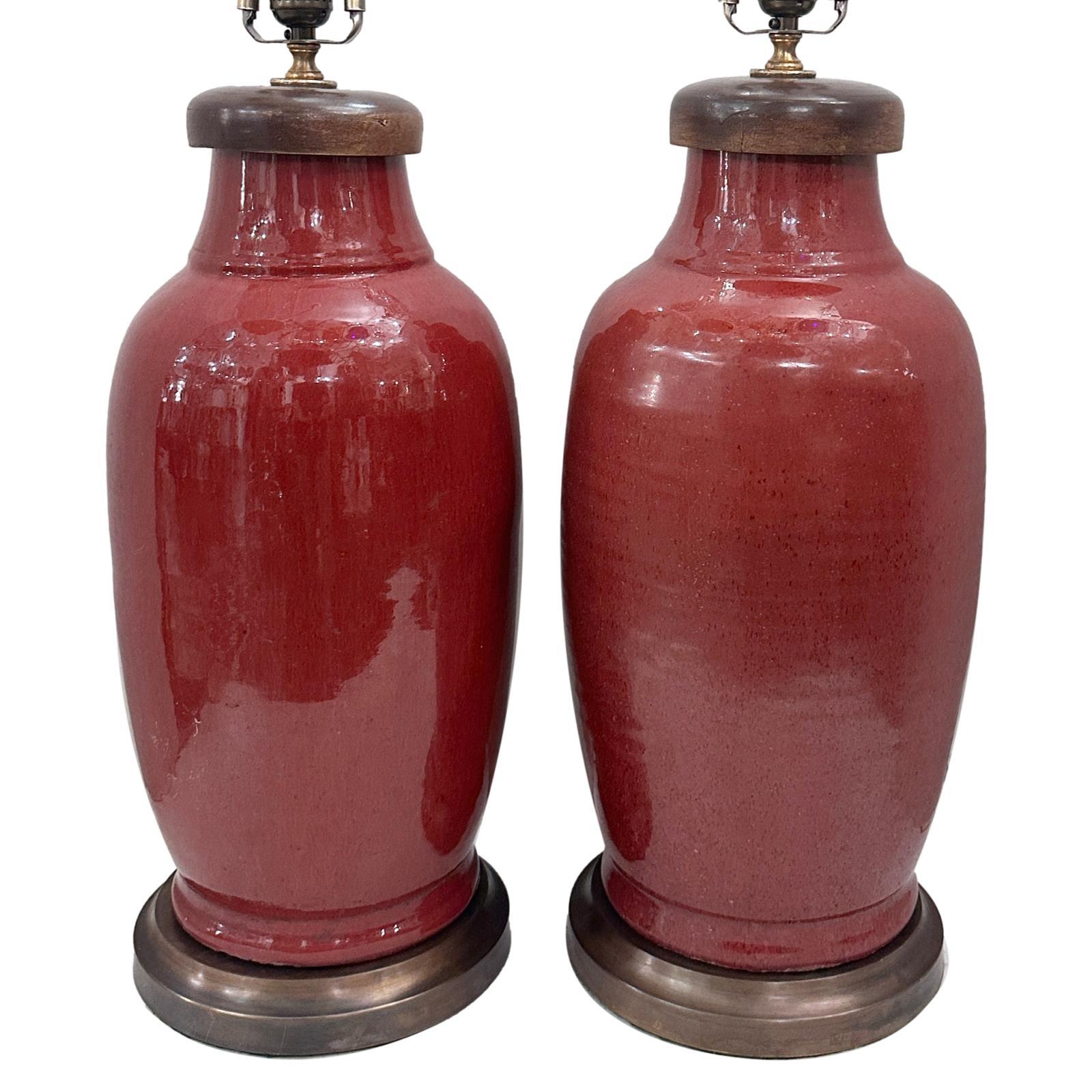 Ein Paar Sang de boeuf-Lampen aus den 1940er Jahren mit Bronzesockel.

Abmessungen:
Höhe des Körpers: 22