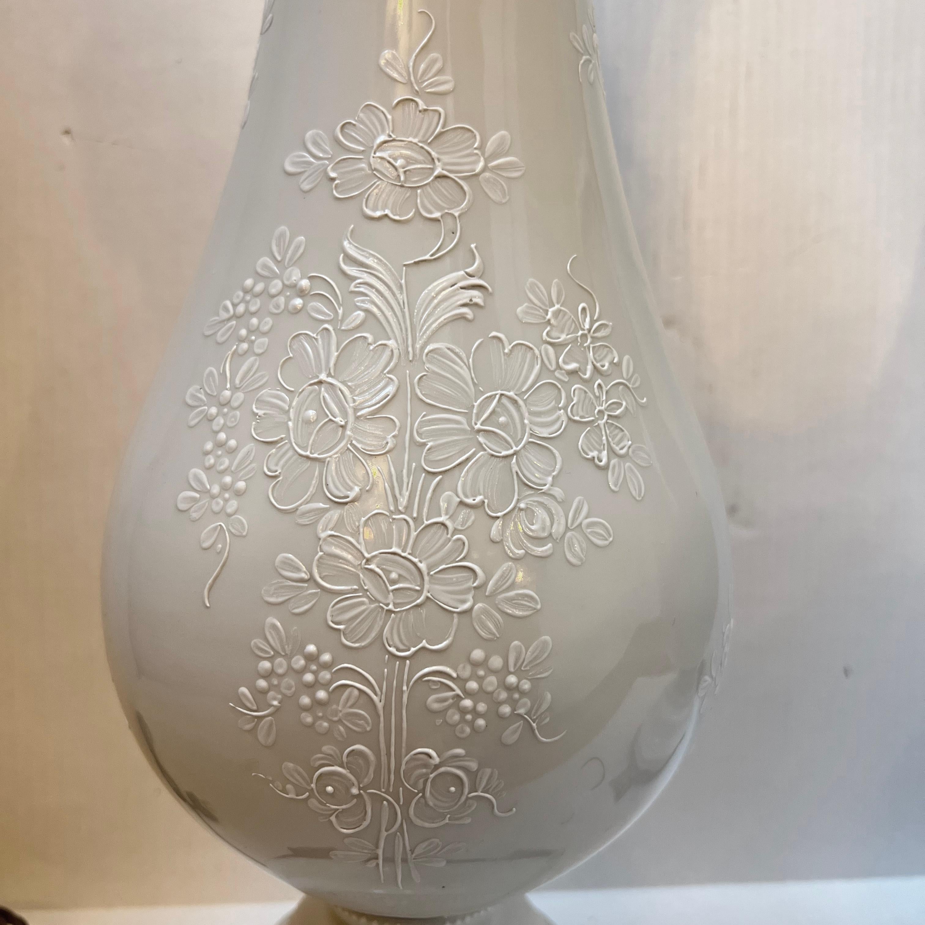 Pair of Large Porcelain Lamps In Good Condition For Sale In New York, NY